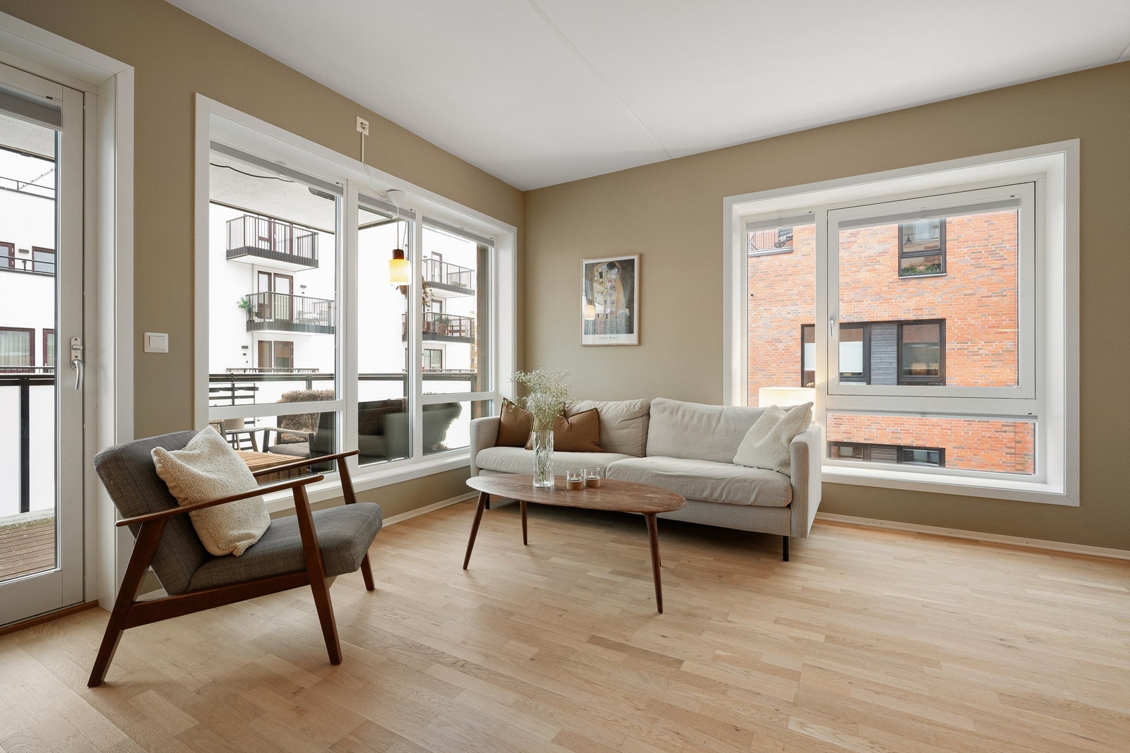 Plass til sofagruppe, tv-møblement og større spisegruppe i egen avdeling Galleribilde