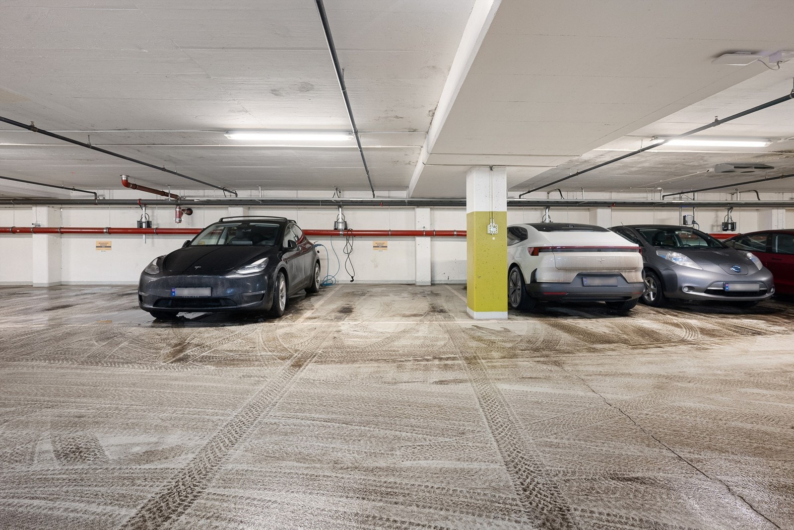 Det er mulighet for kjøp av bruksrett til garasjeplass nr. B1-28 av god størrelse under blokken med direkte tilgang via heis. Elbil-lader medfølger. Galleribilde