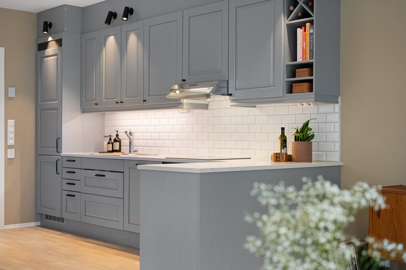 Kjøkkenet består av integrerte hvitevarer, nedfelt oppvaskkum, benkeskapsbelysning, stikkontakter under overskap, komfyrvakt og ventilator i overskap Galleribilde