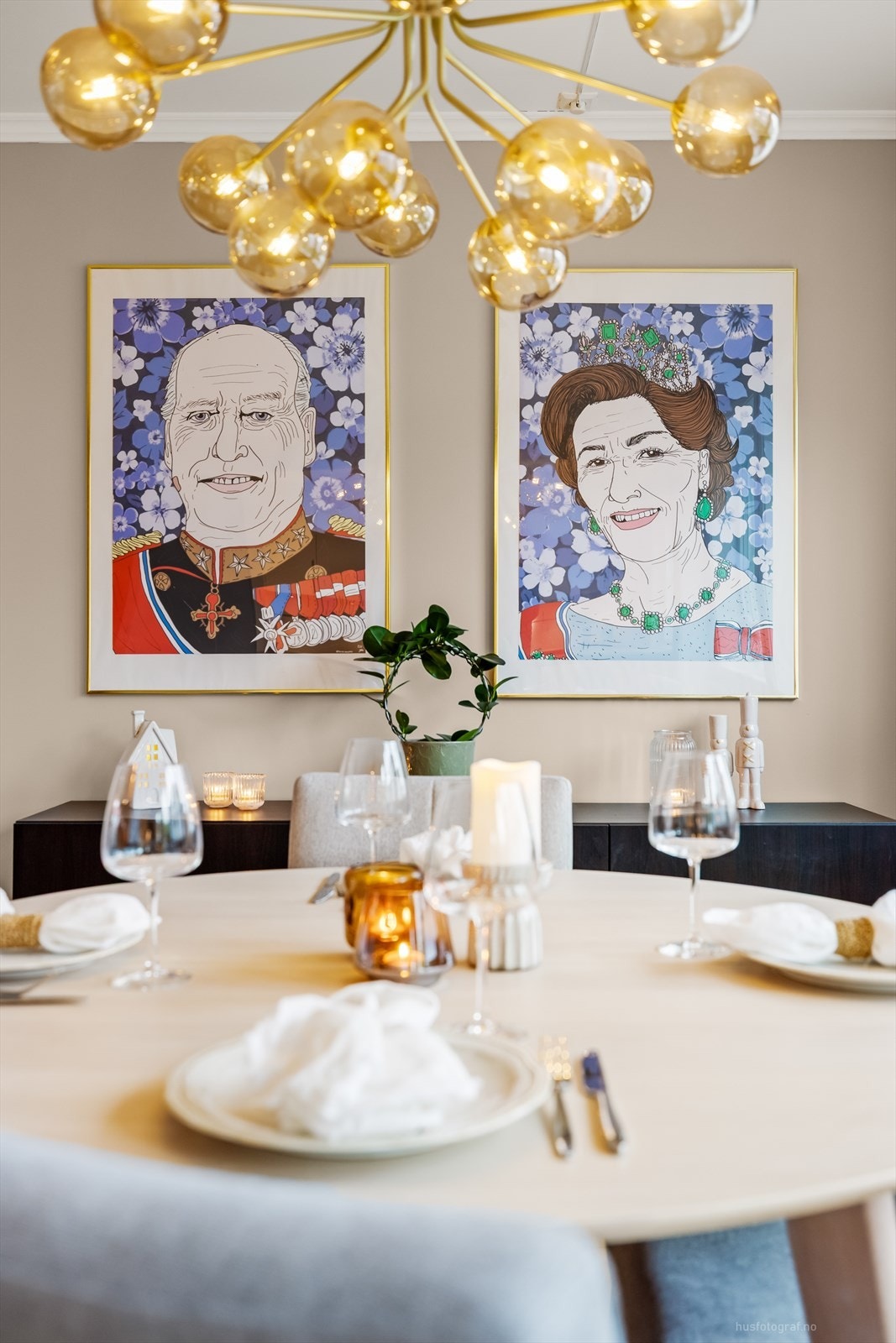 Spisestuen har god plass til å samle familie og venner til hyggelige måltider. Galleribilde