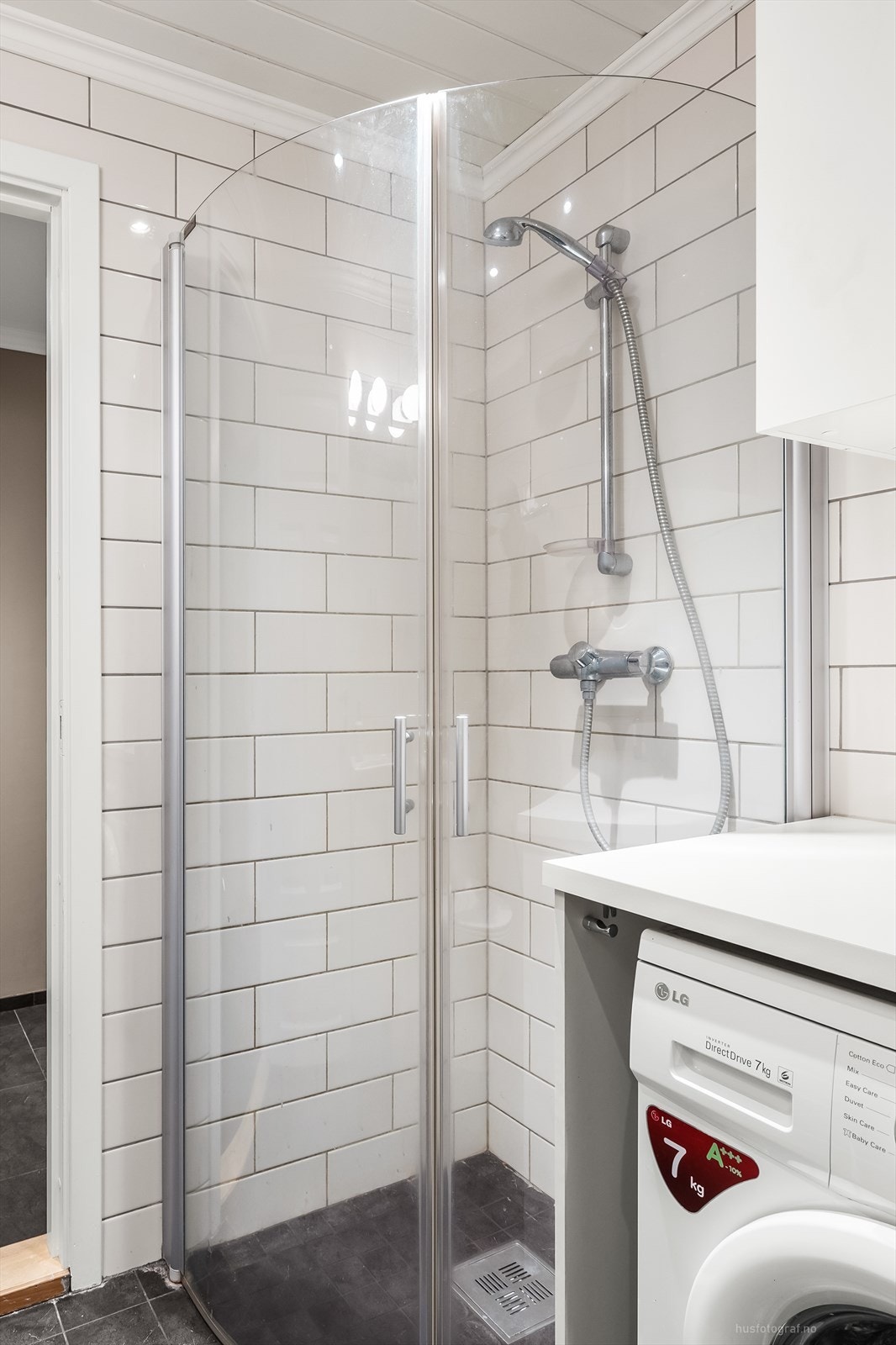 Dusjhjørnet har innfellbare glassdører som frigjør gulvplass når det ikke er i bruk. Galleribilde