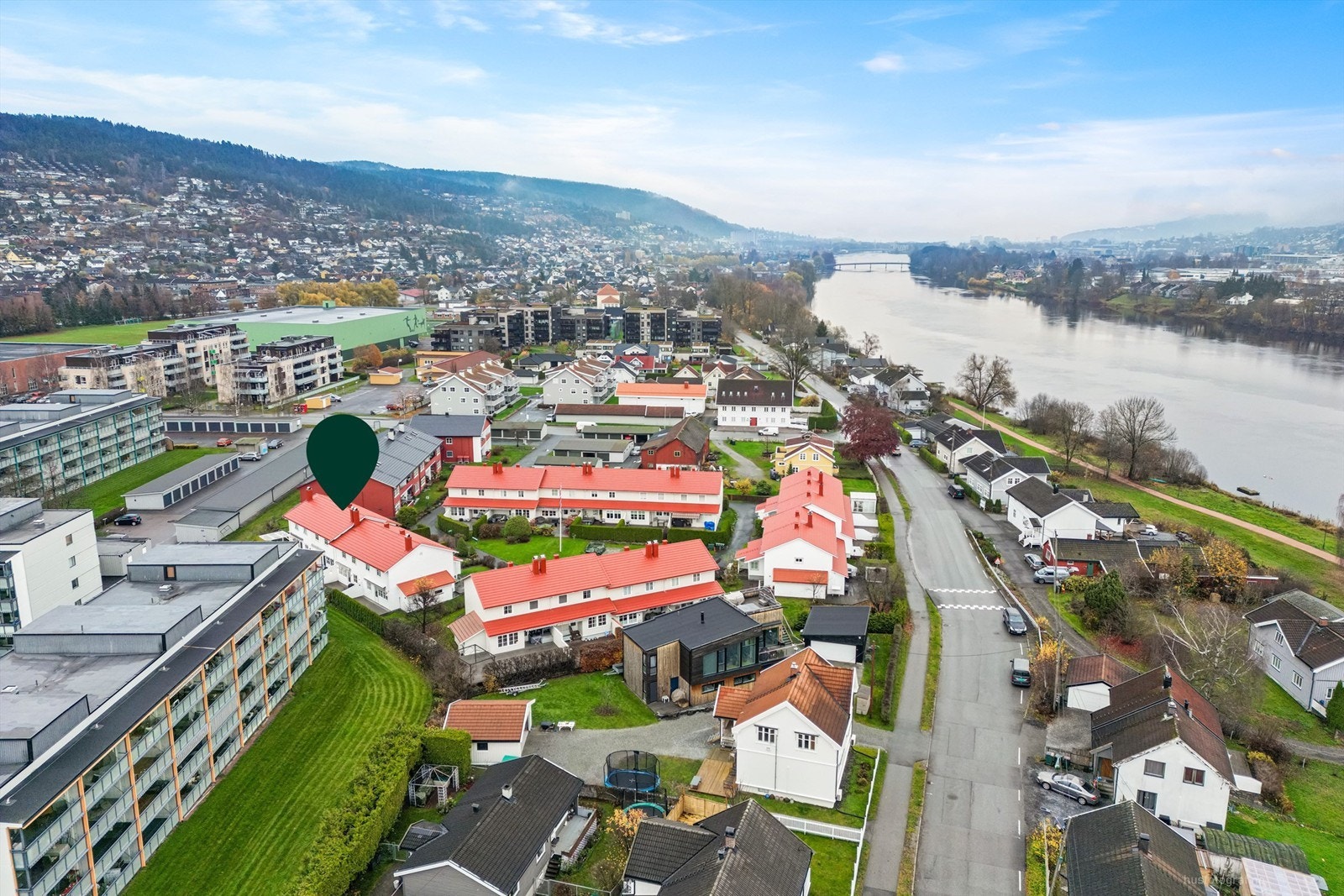 Det er kort vei til Åssiden skole og idrettsanlegg, kun få minutters gange unna. Galleribilde