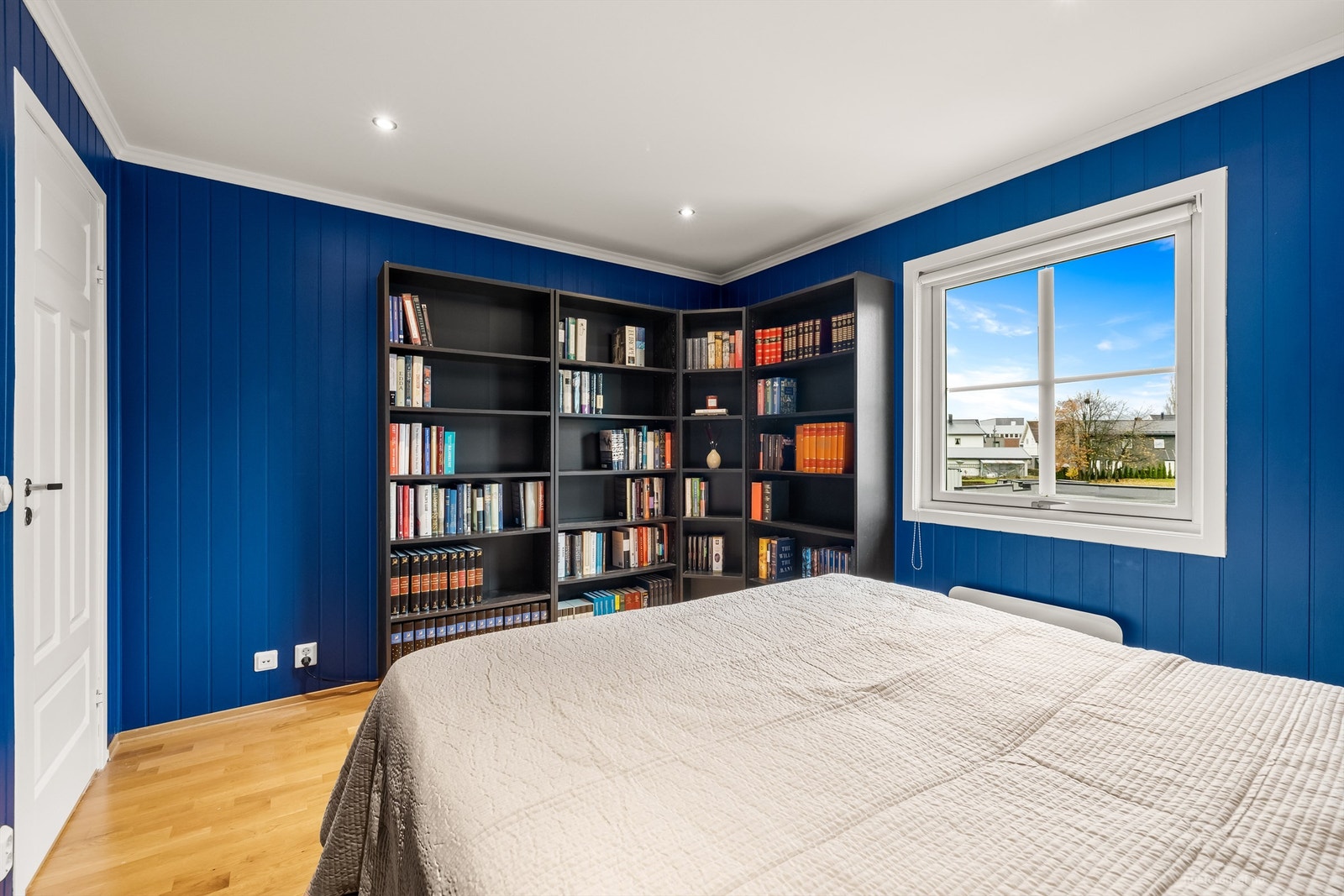 Soverommet har plass til både seng og oppbevaringsløsninger. Galleribilde