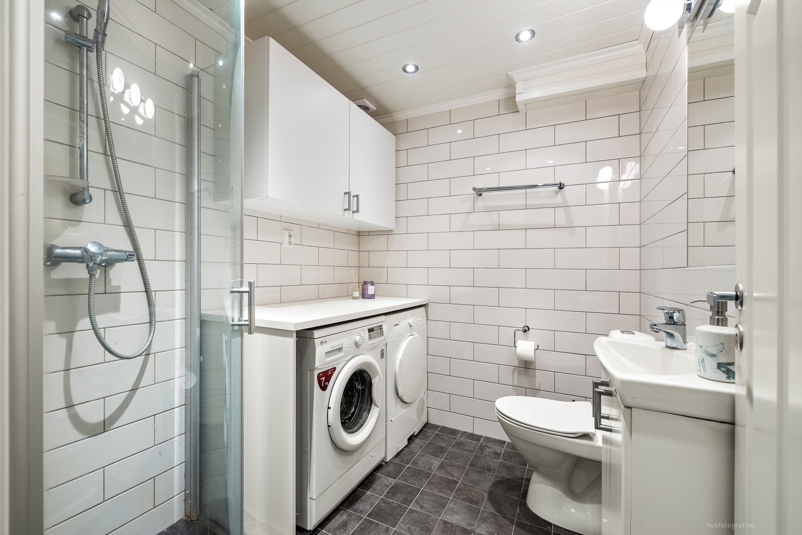 Rommet er praktisk innredet med dusjhjørne og opplegg for vaskemaskin samt tørketrommel. Galleribilde