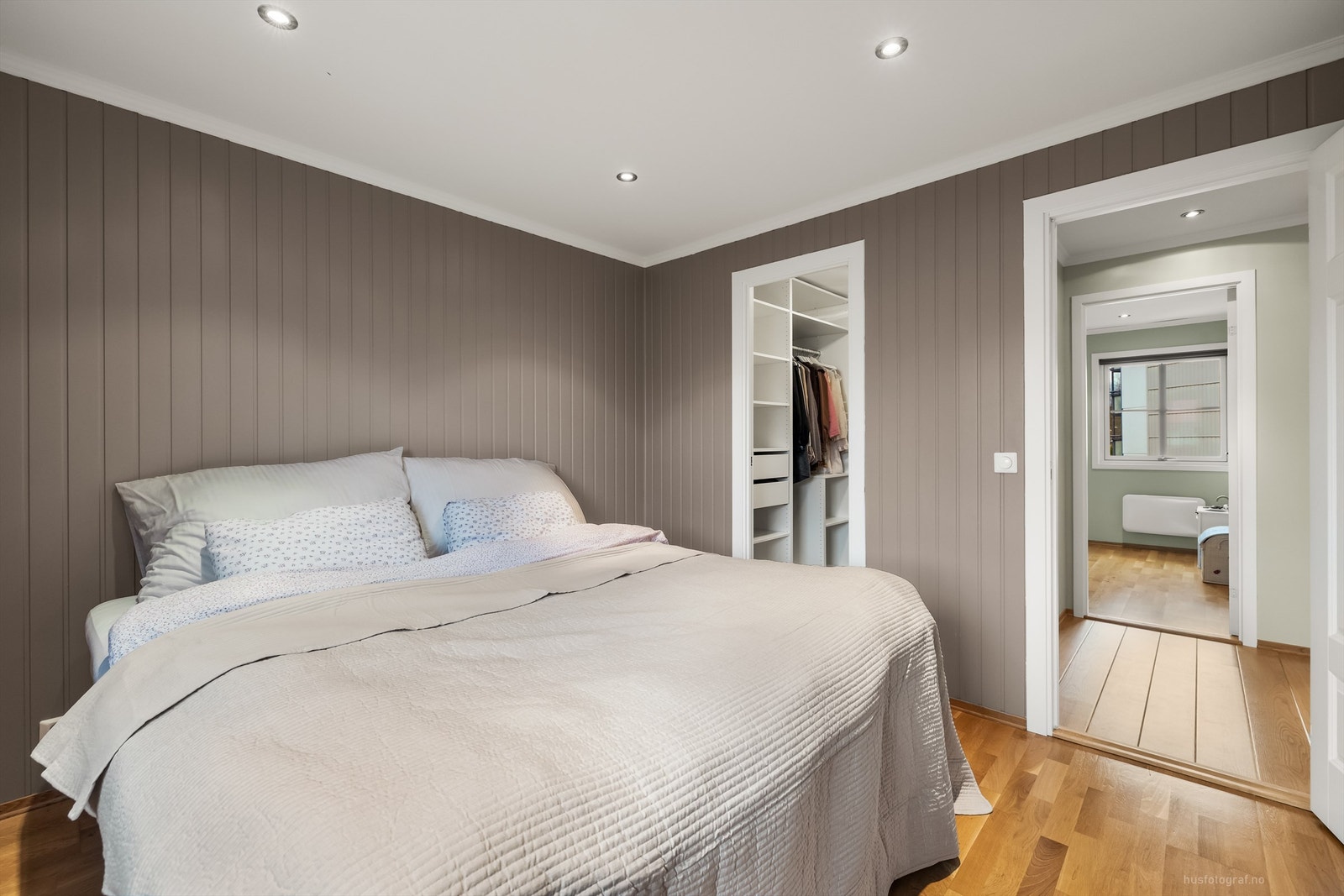 Fra hovedsoverommet er det direkte tilgang til et praktisk walk-in-garderobe. Galleribilde