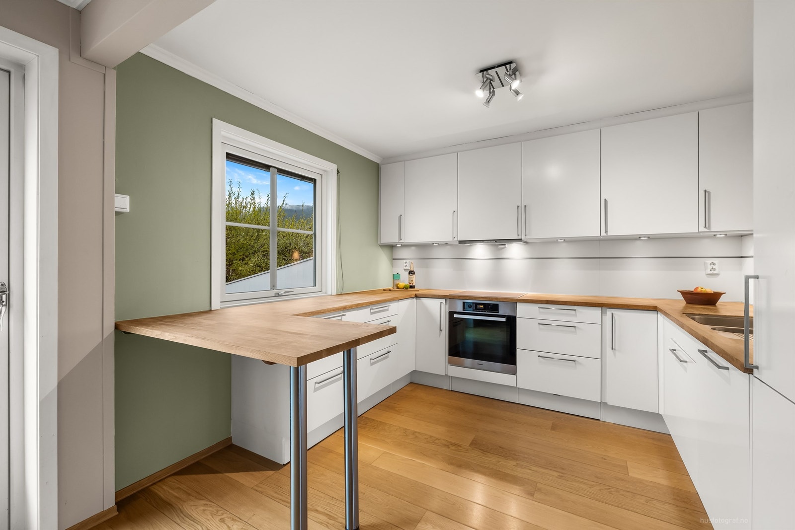 Kjøkkeninnredningen er fra HTH og har rikelig med skap- og benkeplass. Galleribilde