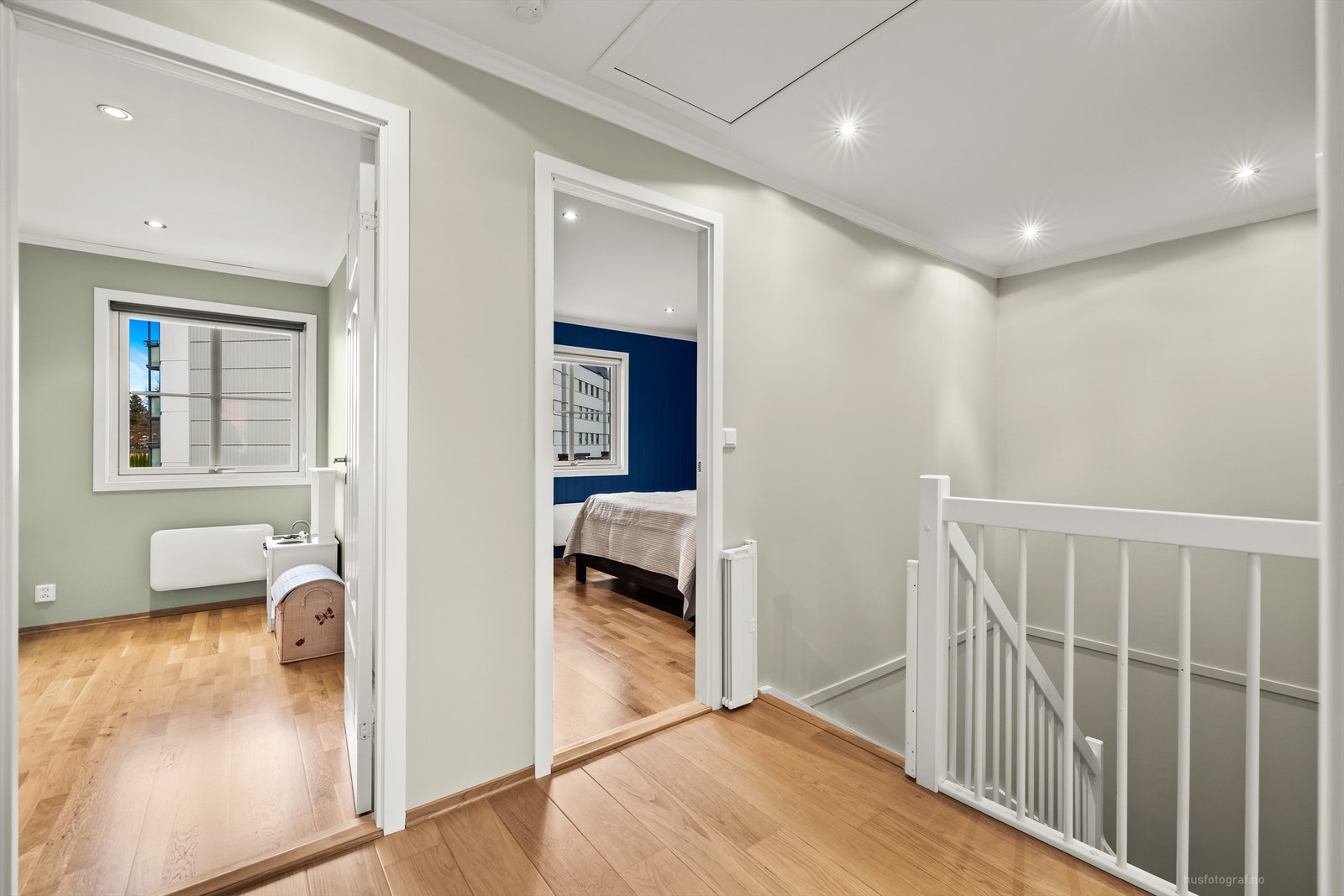 I andre etasje finner du boligens tre soverom, et bad og en bod. Galleribilde