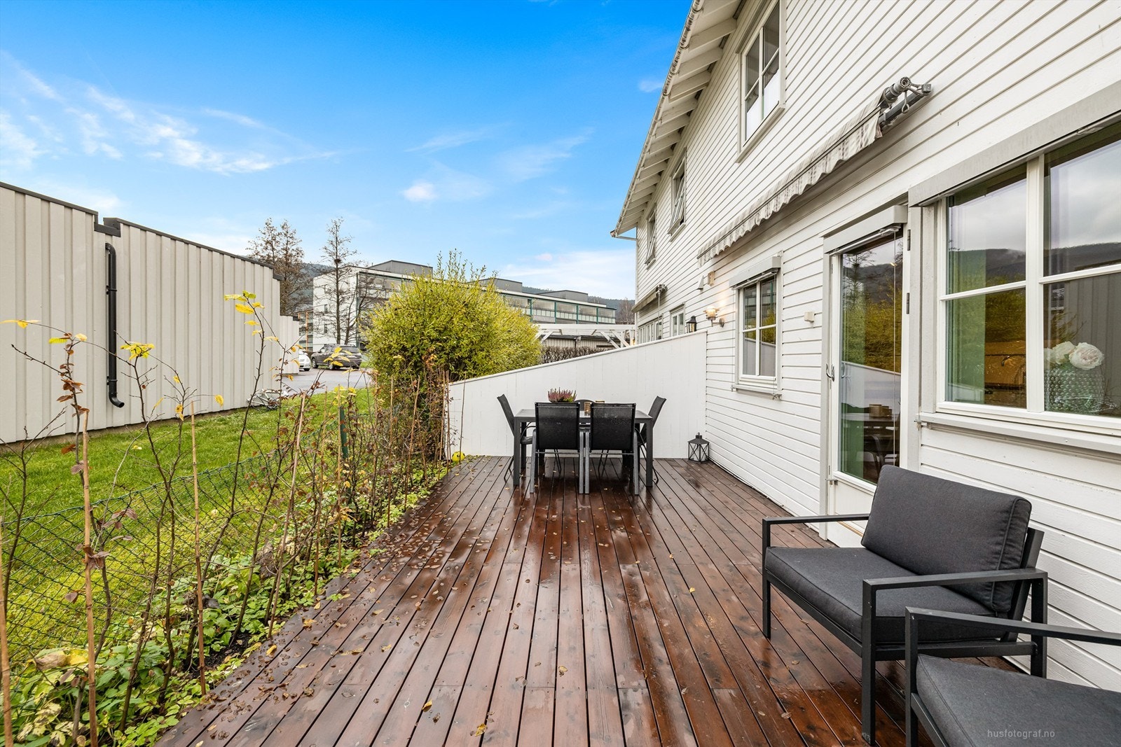 Uteplassen på baksiden er skjermet og har god plass til både sittegruppe og grill. Galleribilde