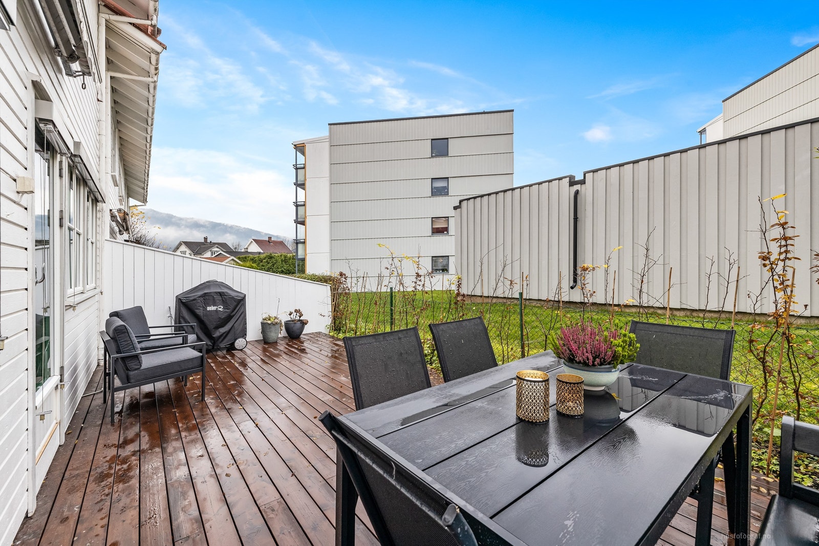 Boligen har to uteplasser med terrasse, en på hver side av boligen. Galleribilde