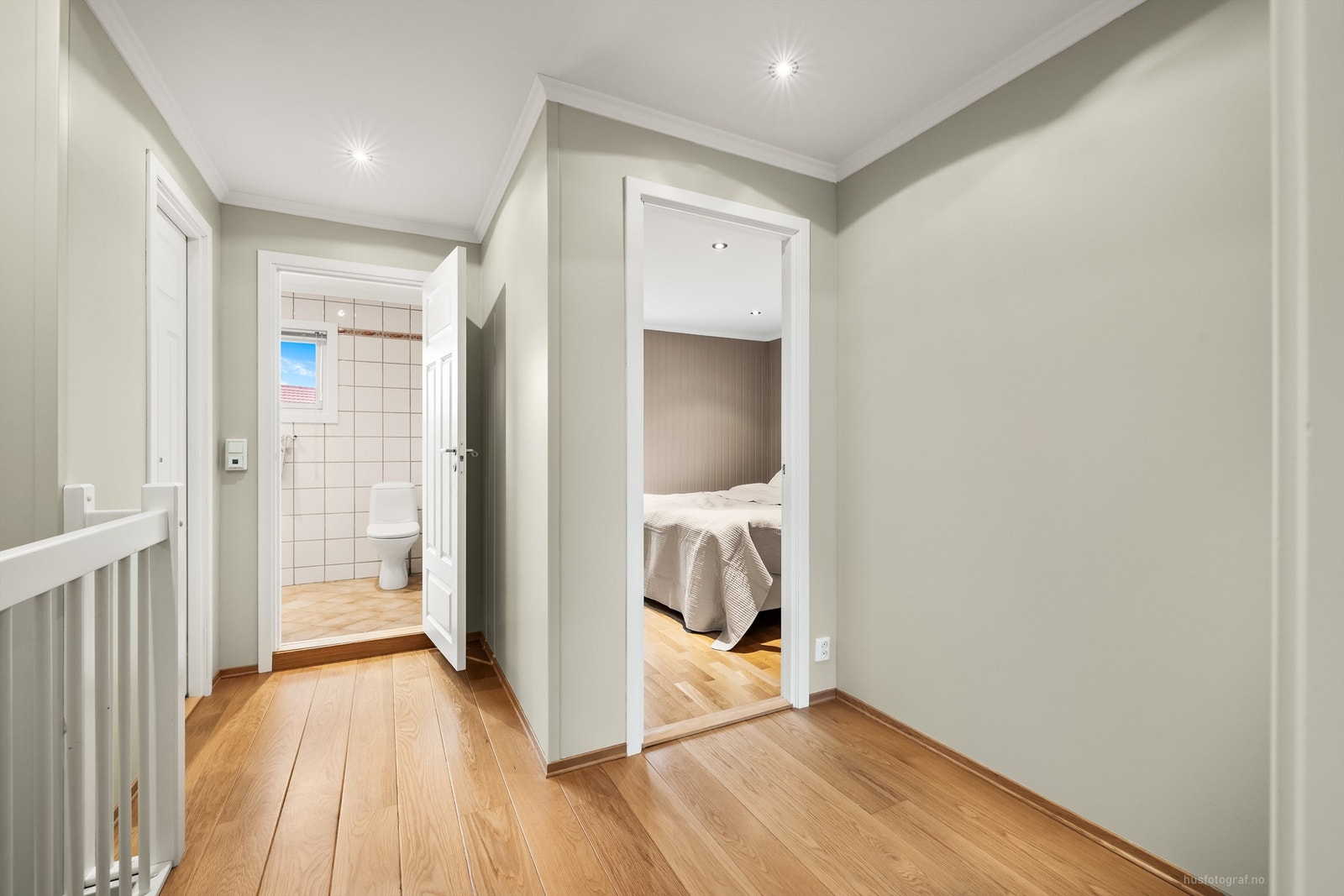 Trapperommet binder etasjene sammen og leder opp til en lys og romslig gang. Galleribilde