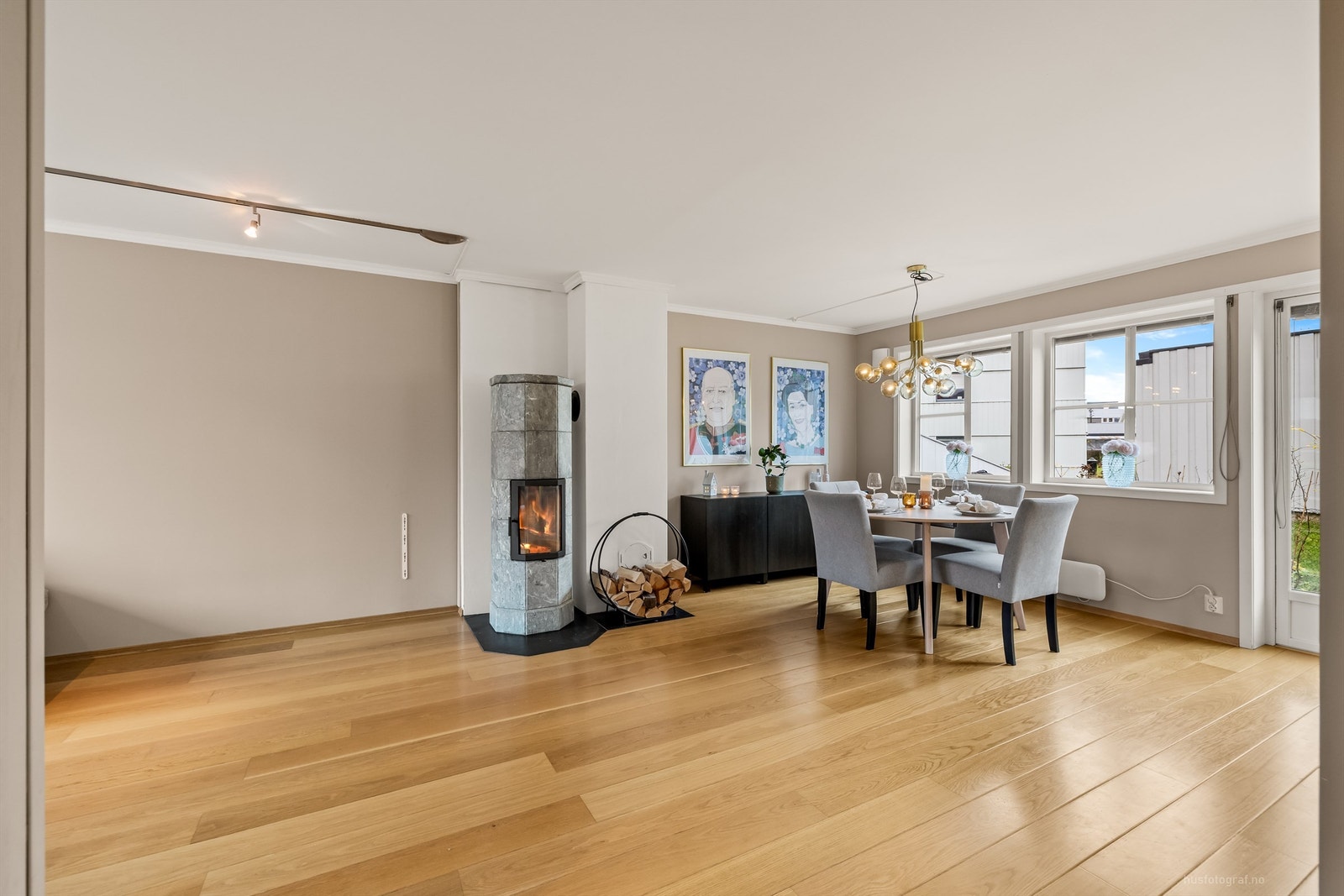 En sentralt plassert peisovn gir både varme og en hyggelig atmosfære i oppholdsrommet. Galleribilde