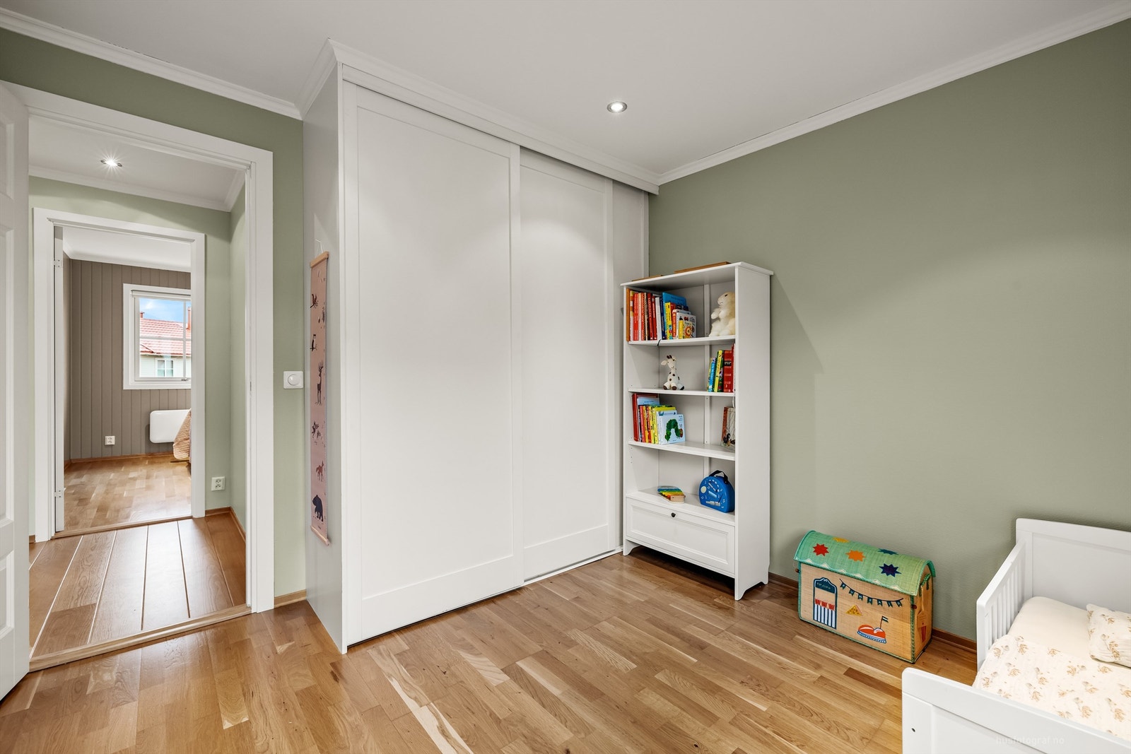 En stor skyvedørsgarderobe gir effektiv oppbevaring på barnerommet. Galleribilde