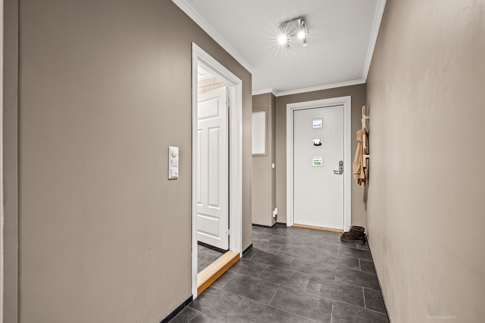 Inngangspartiet har flislagt gulv med gulvvarme og god plass til garderobeløsninger. Galleribilde