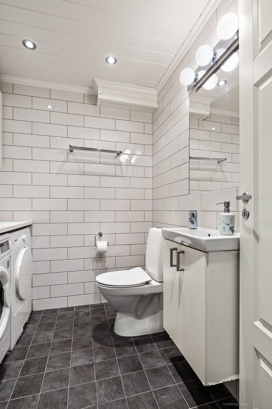 Badet i første etasje er flislagt og har gulvvarme for ekstra komfort. Galleribilde