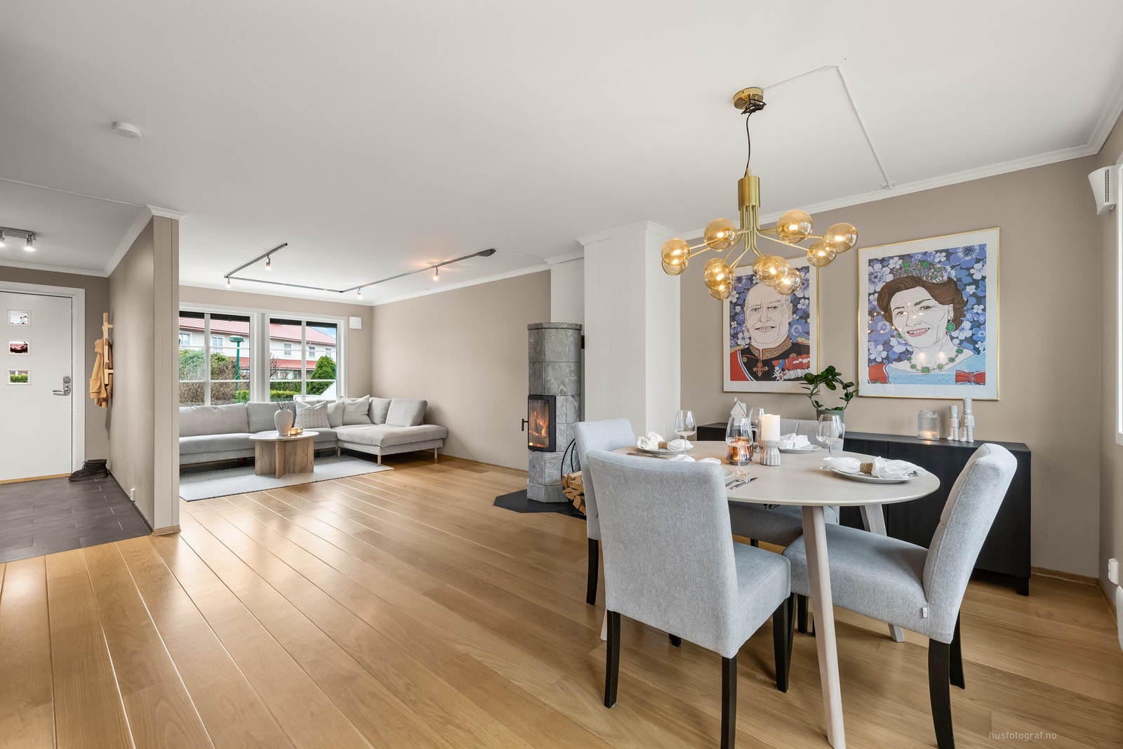 Første etasje har en åpen og sosial planløsning mellom stue, spisestue og kjøkken. Galleribilde