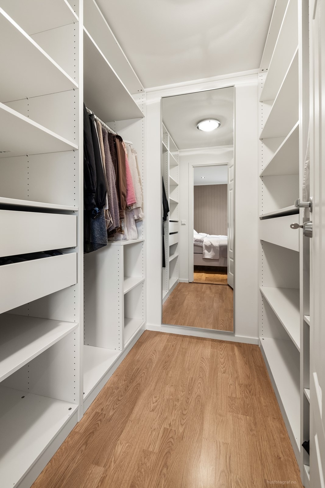 Walk-in garderobe (opprinnelig byggemeldt som kott), dette rommet har en åpen garderobeløsning med hyller, skuffer og klesskinner. Galleribilde