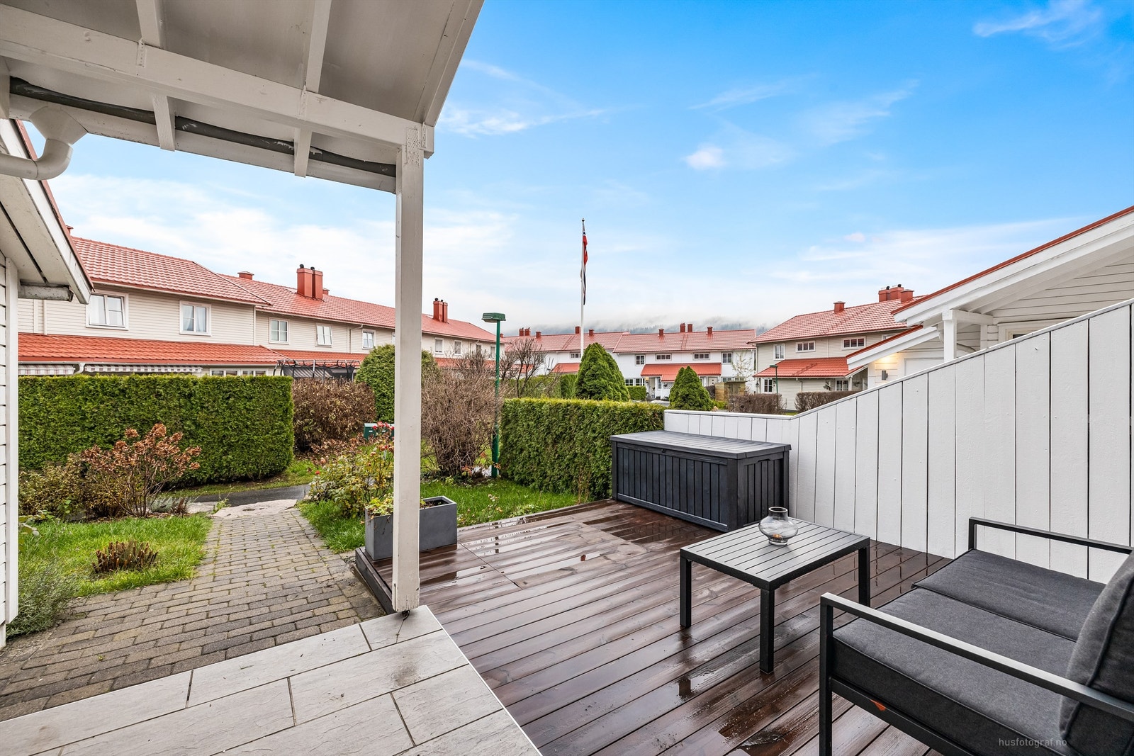 På fremsiden er det sol fra ca. kl. 08.00 til 15.30 (midtsommerstid) iflg. selger. Galleribilde