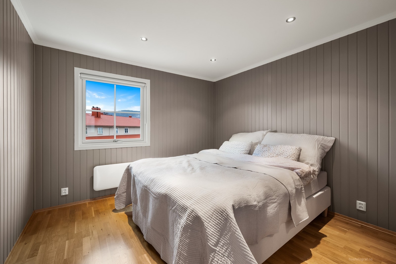 Hovedsoverommet er romslig med god plass til dobbeltseng og tilhørende møblement. Galleribilde