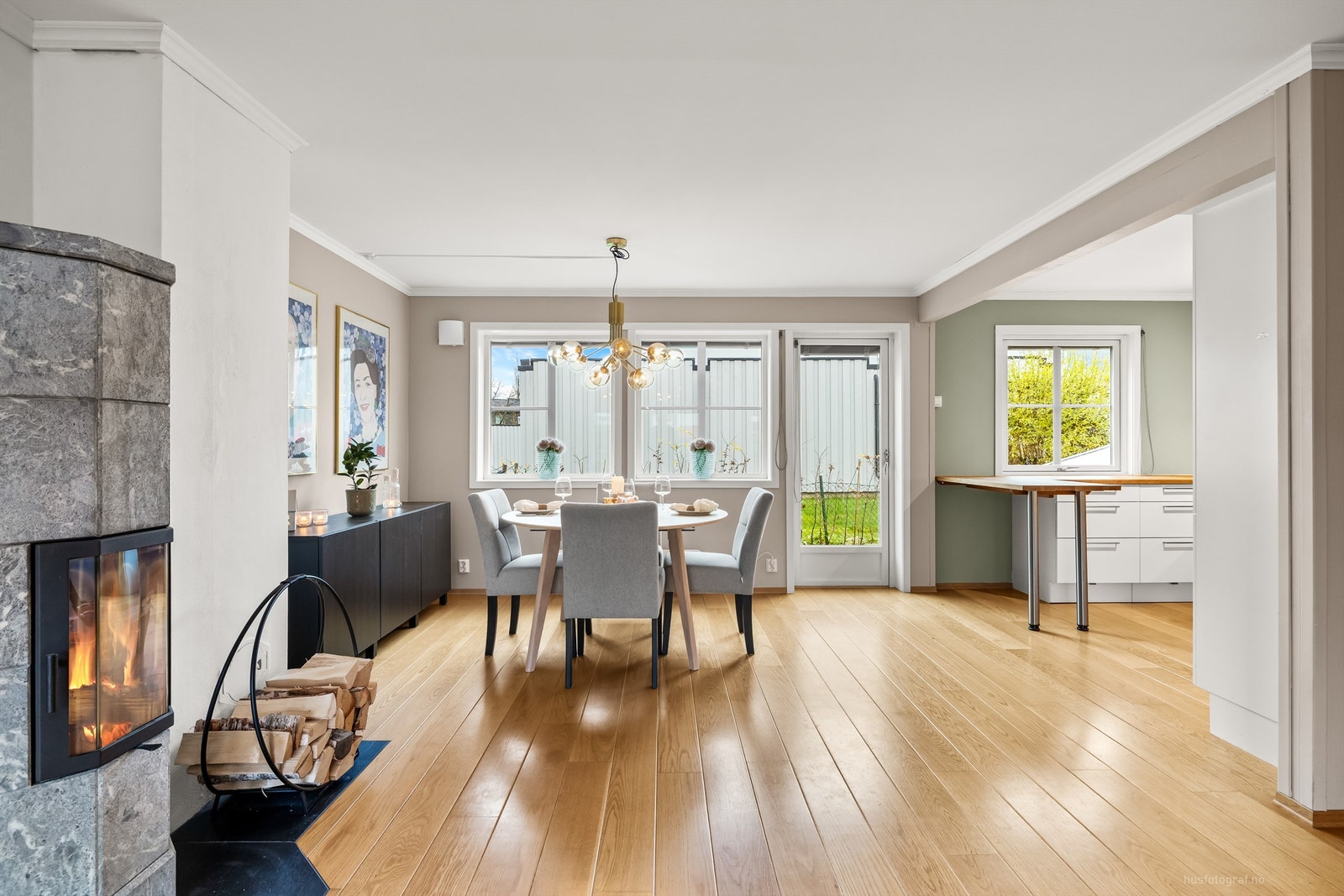 Fra spisestuen er det direkte utgang til terrassen på baksiden av boligen. Galleribilde