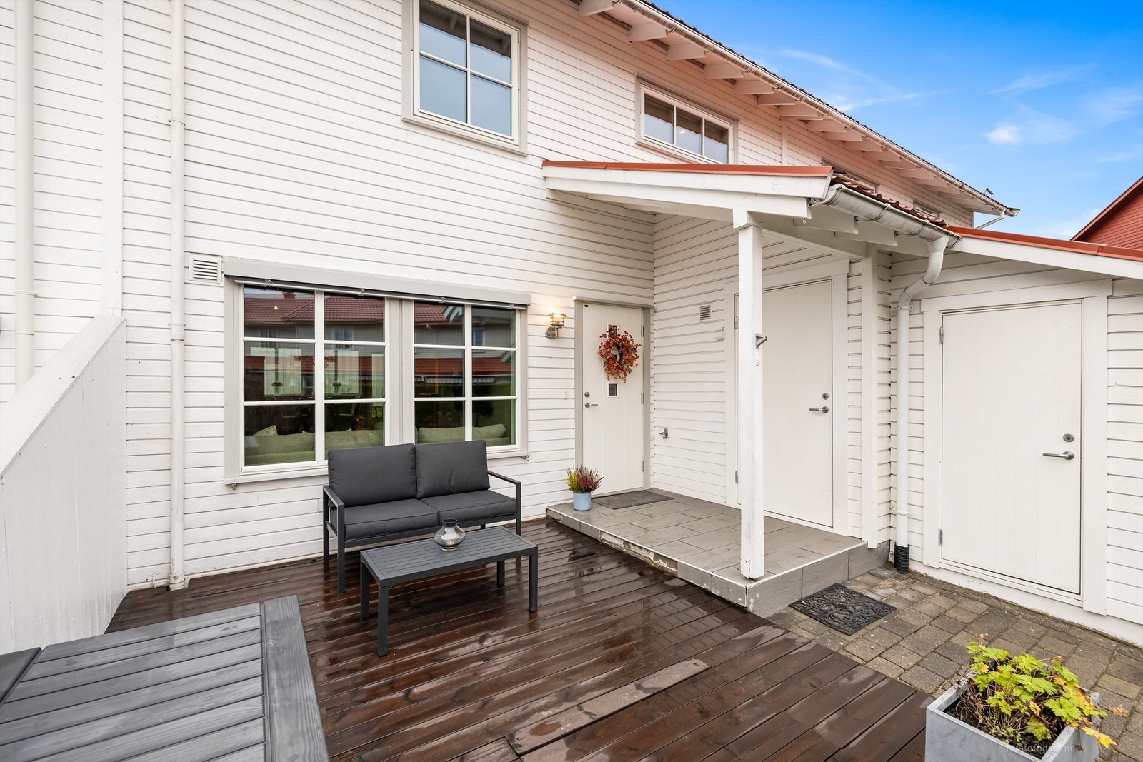 Den overbygde inngangen og terrassen på forsiden skaper en hyggelig velkomst. Galleribilde