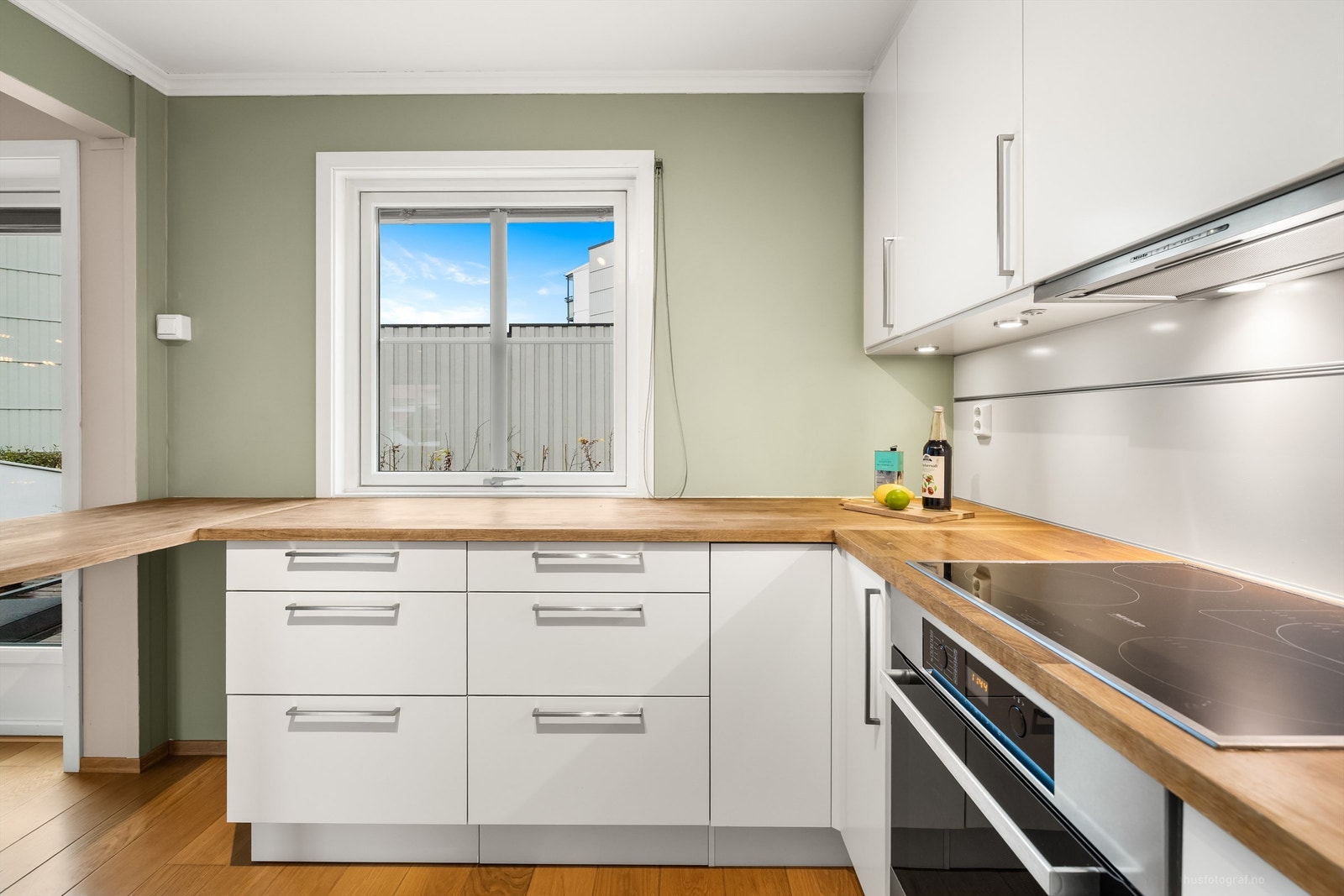 Kjøkkenet er utstyrt med helintegrerte hvitevarer. Galleribilde