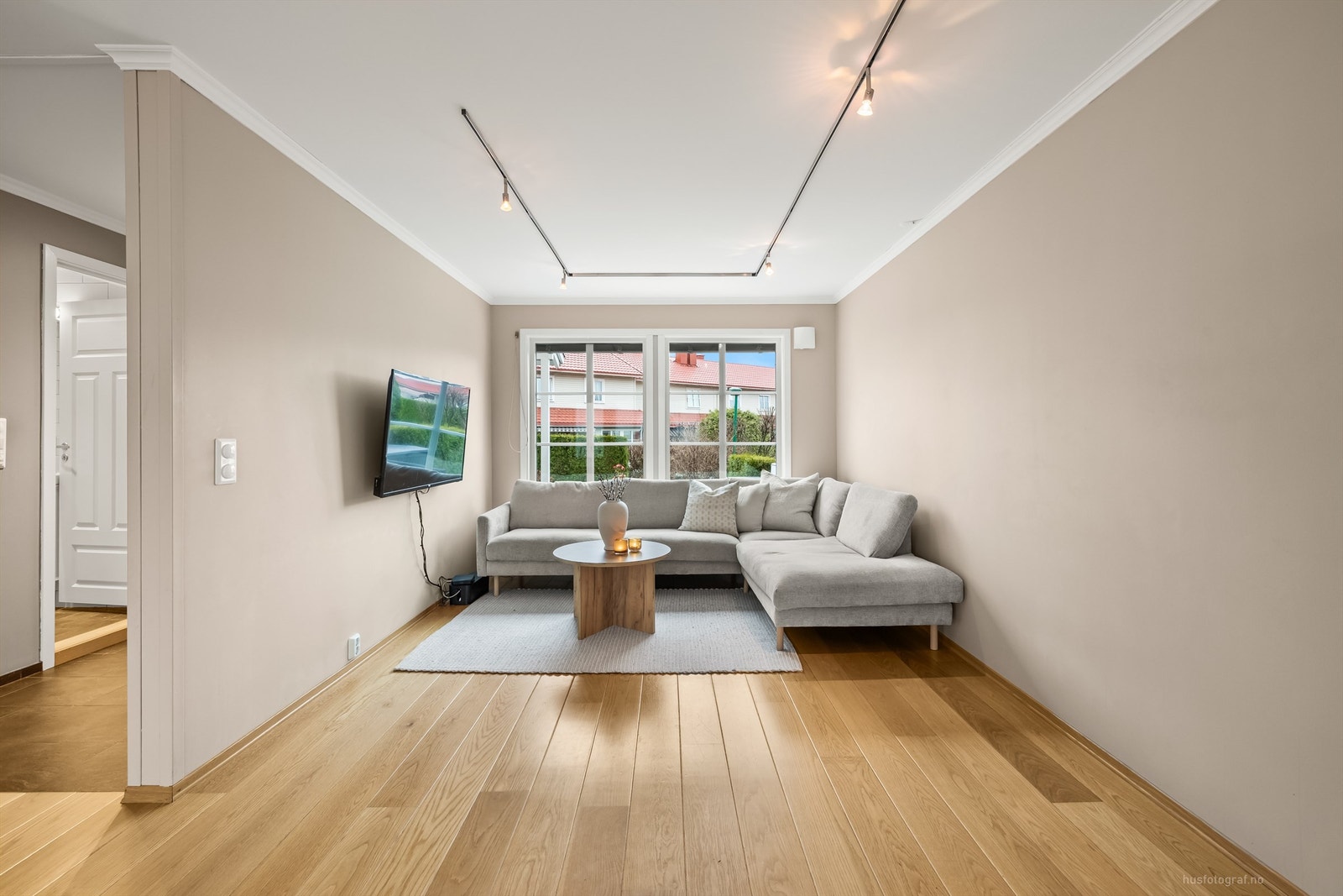 Store vinduer i stuen gir godt med lys og utsyn til hyggelige fellesområder. Galleribilde