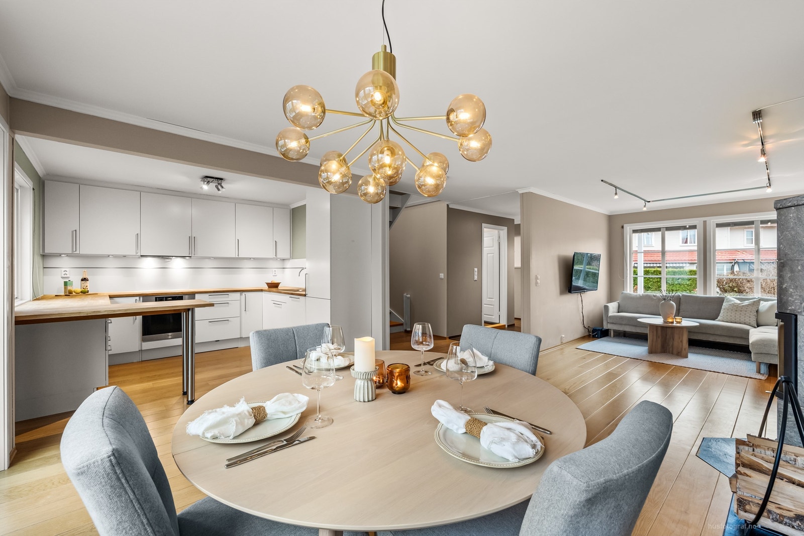 Den gjennomgående planløsningen skaper en god flyt mellom de ulike sonene i etasjen. Galleribilde