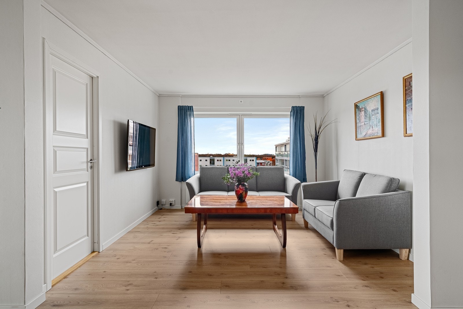 Stuen fremstår lys, åpen og svært brukervennlig. Galleribilde