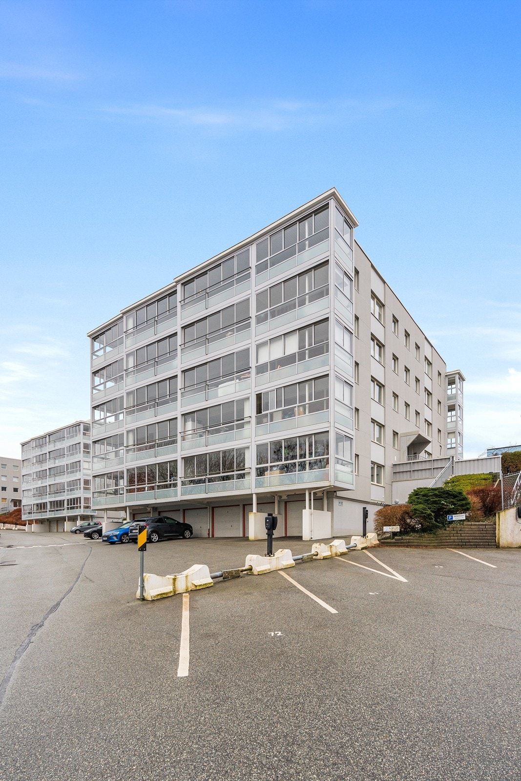 Lys og innbydende 3-roms leilighet i 3. etasje med åpen kjøkken- og stueløsning, to soverom og romslig innglasset balkong. Galleribilde