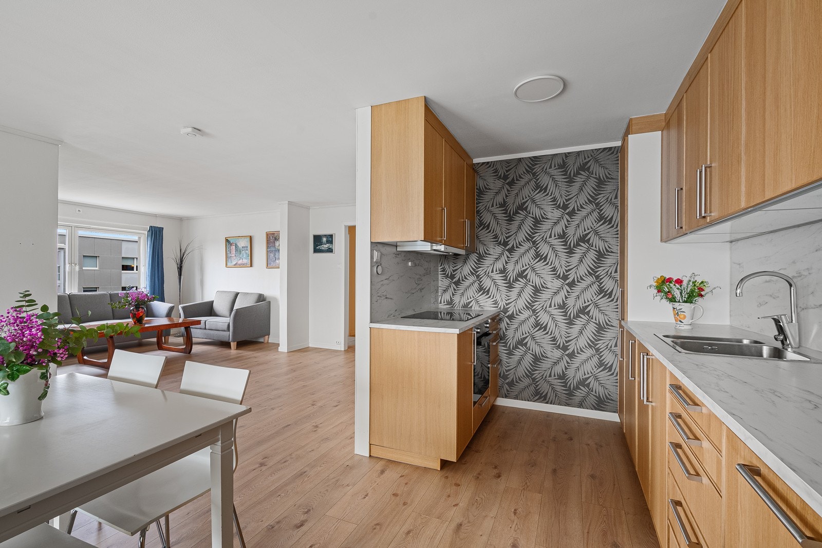 Åpen løsning mot stue - delvis skjermet av vegg for en lun og ryddig soneinndeling. Galleribilde