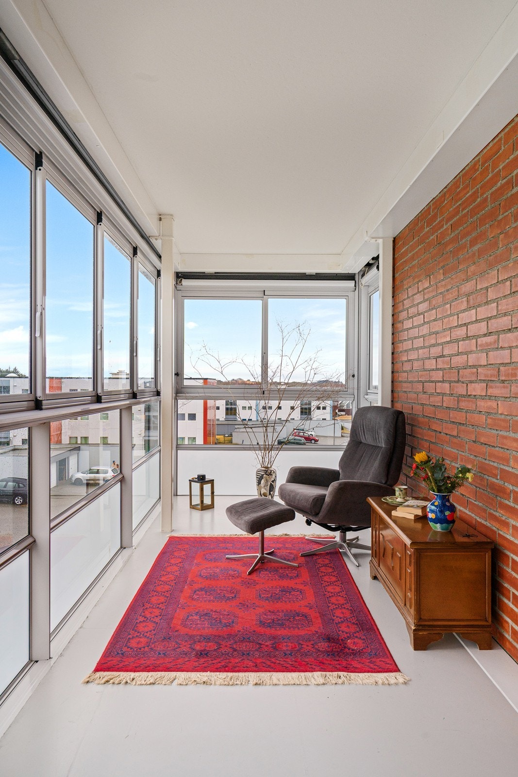 Balkongen ligger sørvendt og har meget gode solforhold. Glassdører kan åpnes opp om du ønsker balkongen åpnet opp. Galleribilde