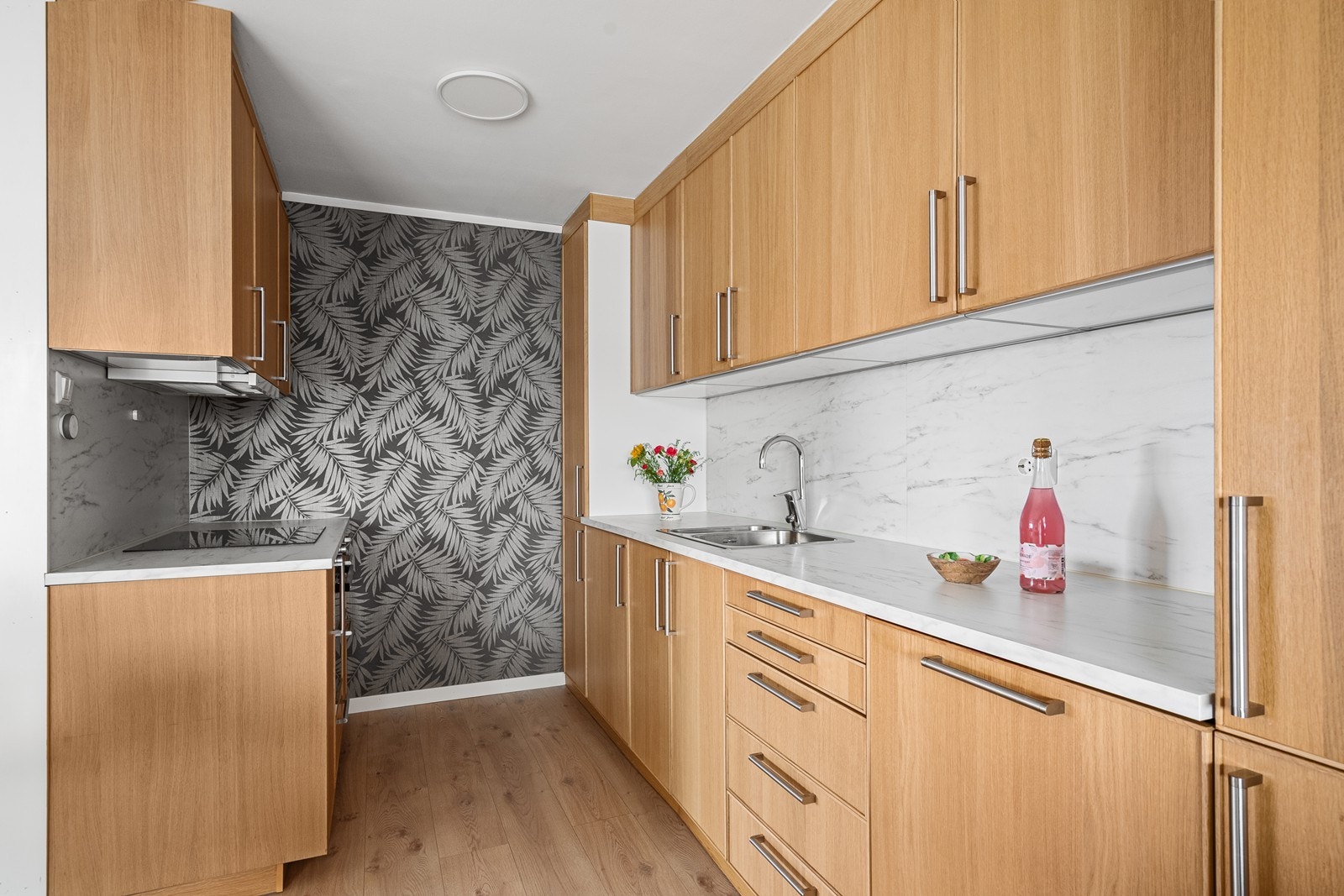 Romslig kjøkken med rikelig benk- og skapplass helt opp til taket. Alle hvitevarer er integret. Helt ny komfyr ikke vært tatt i bruk følger salget. Galleribilde