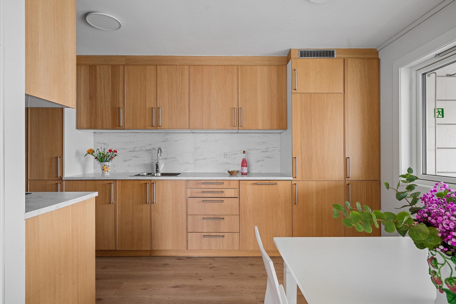 Praktisk kjøkkenløsning med god arbeidsflate og smart oppbevaring. Galleribilde