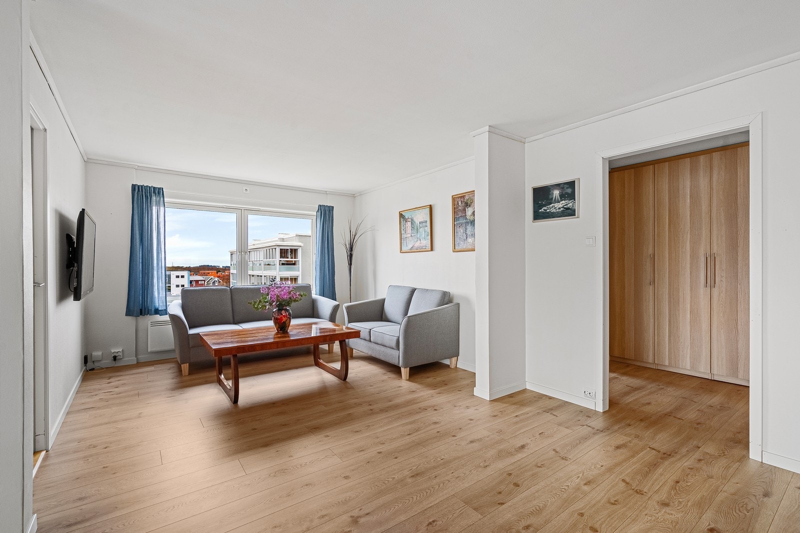 Lys og luftig stue med store vindusflater som slipper inn godt med dagslys noe som gir rommet et lyst og luftig preg. Galleribilde