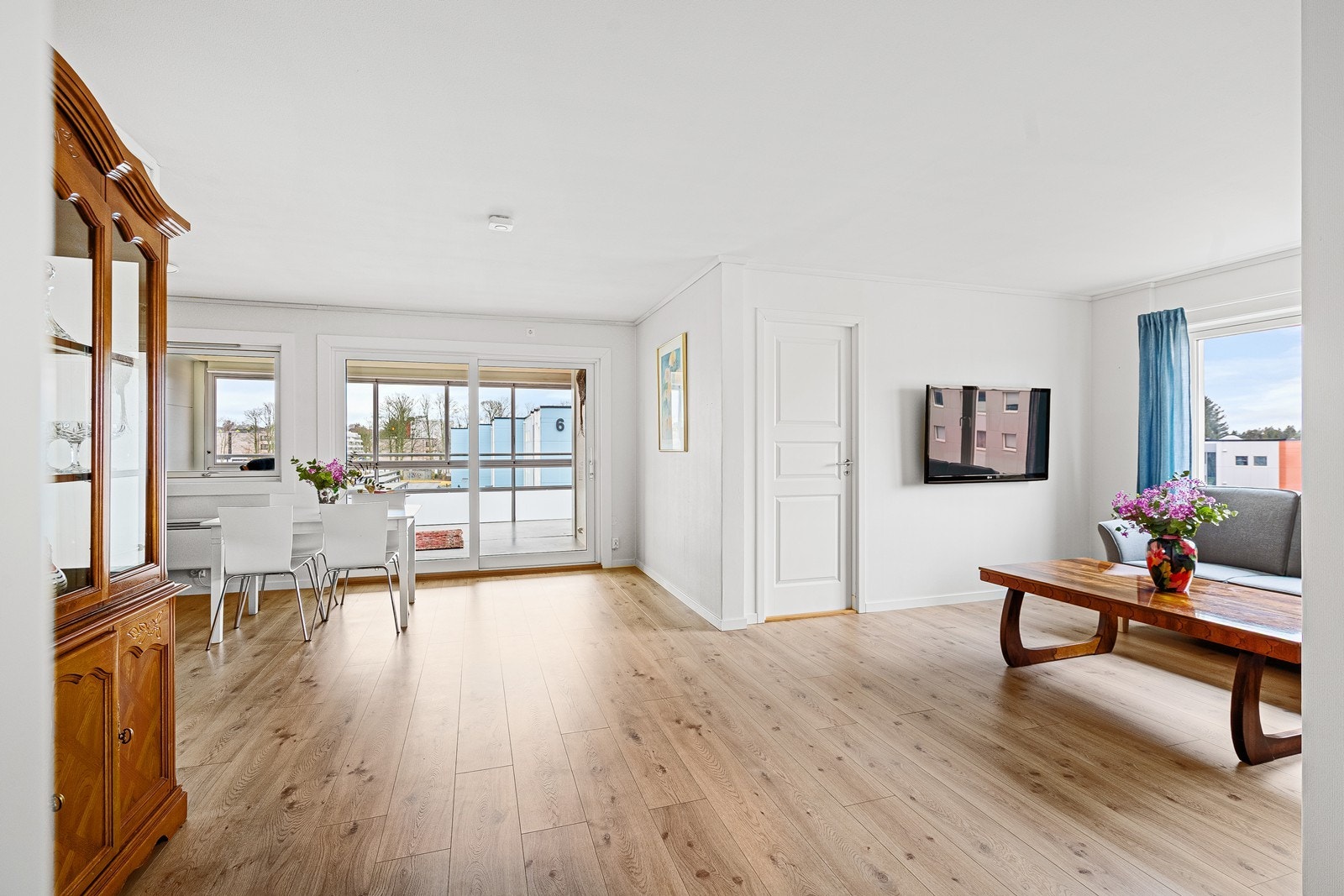 En innbydende stue med plass til både avslapning og sosiale sammenkomster. Flott enstavs slitesterk laminat var ny i 2020. Galleribilde