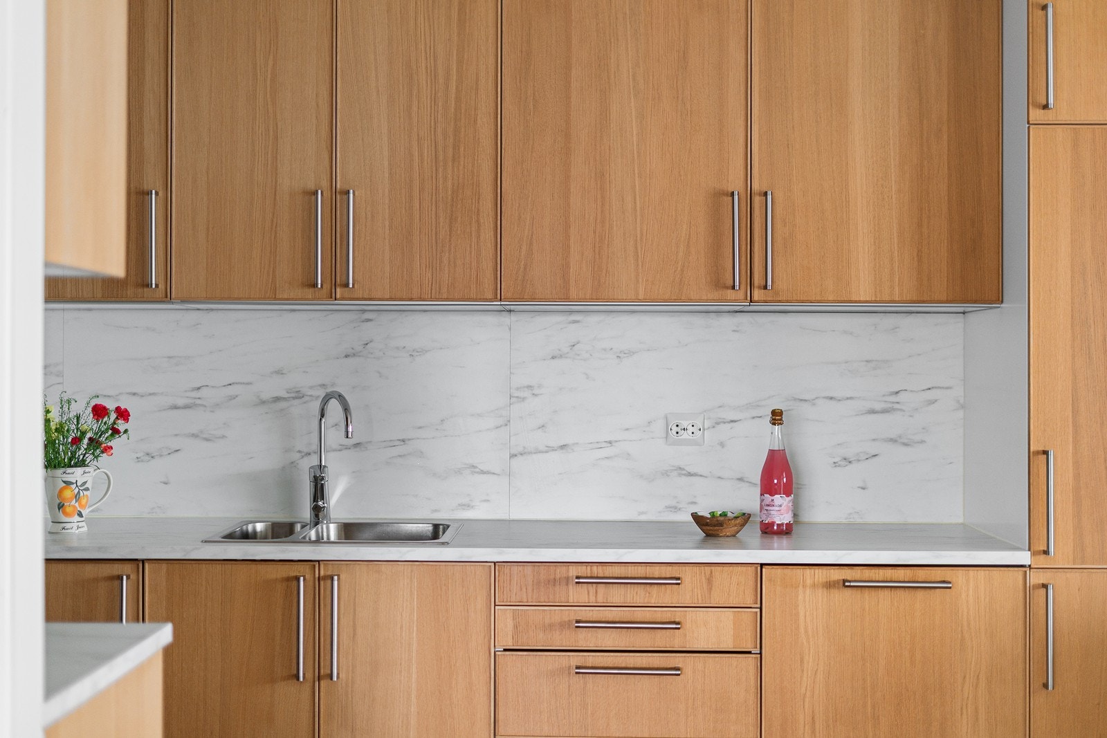 Det er LED belysning under overskap som gir godt med lys til arbeidsbenken. Galleribilde