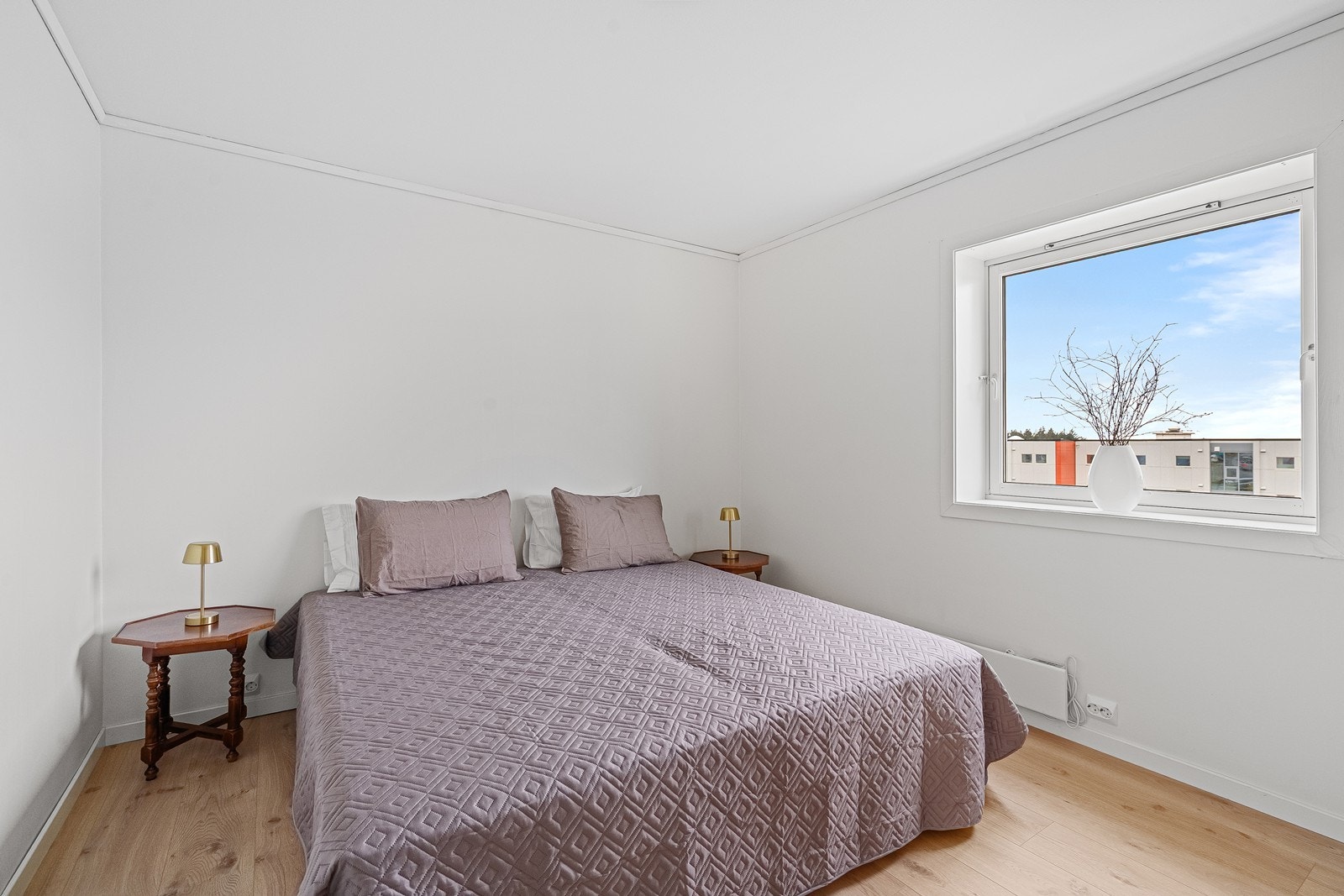 Hovedsoverom med god plass til stor seng og garderobeløsning. Også her nyere Pax garderobeskap med heng, skuffer og hyller for oppbevaring. Galleribilde