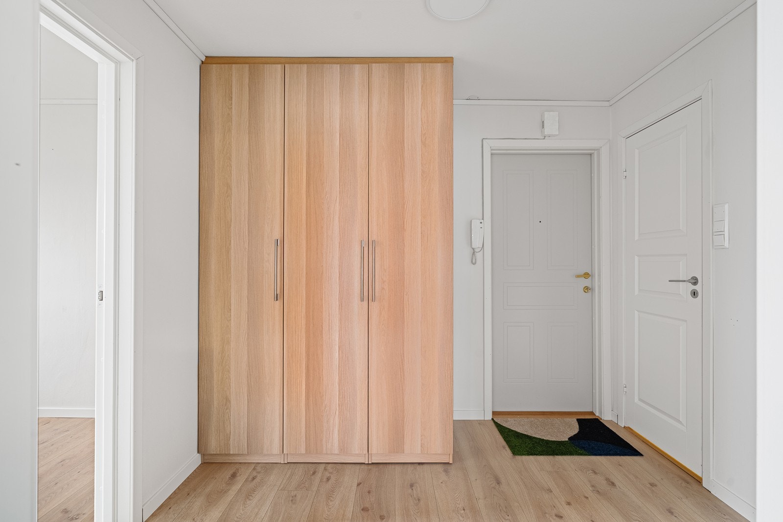 Romslig entre med god oppbevaringsplass i nyere Pax garderobe fra Ikea. Skap er innredet med både heng/hyller og skuffer. Galleribilde