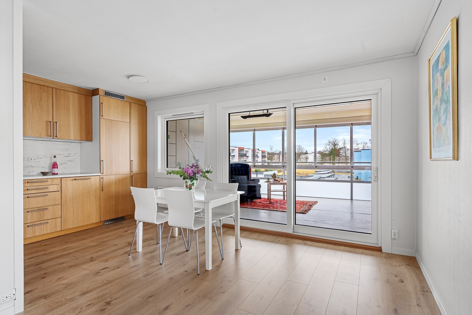 Skyvefelt direkte ut til romslig, innglasset balkong. Galleribilde