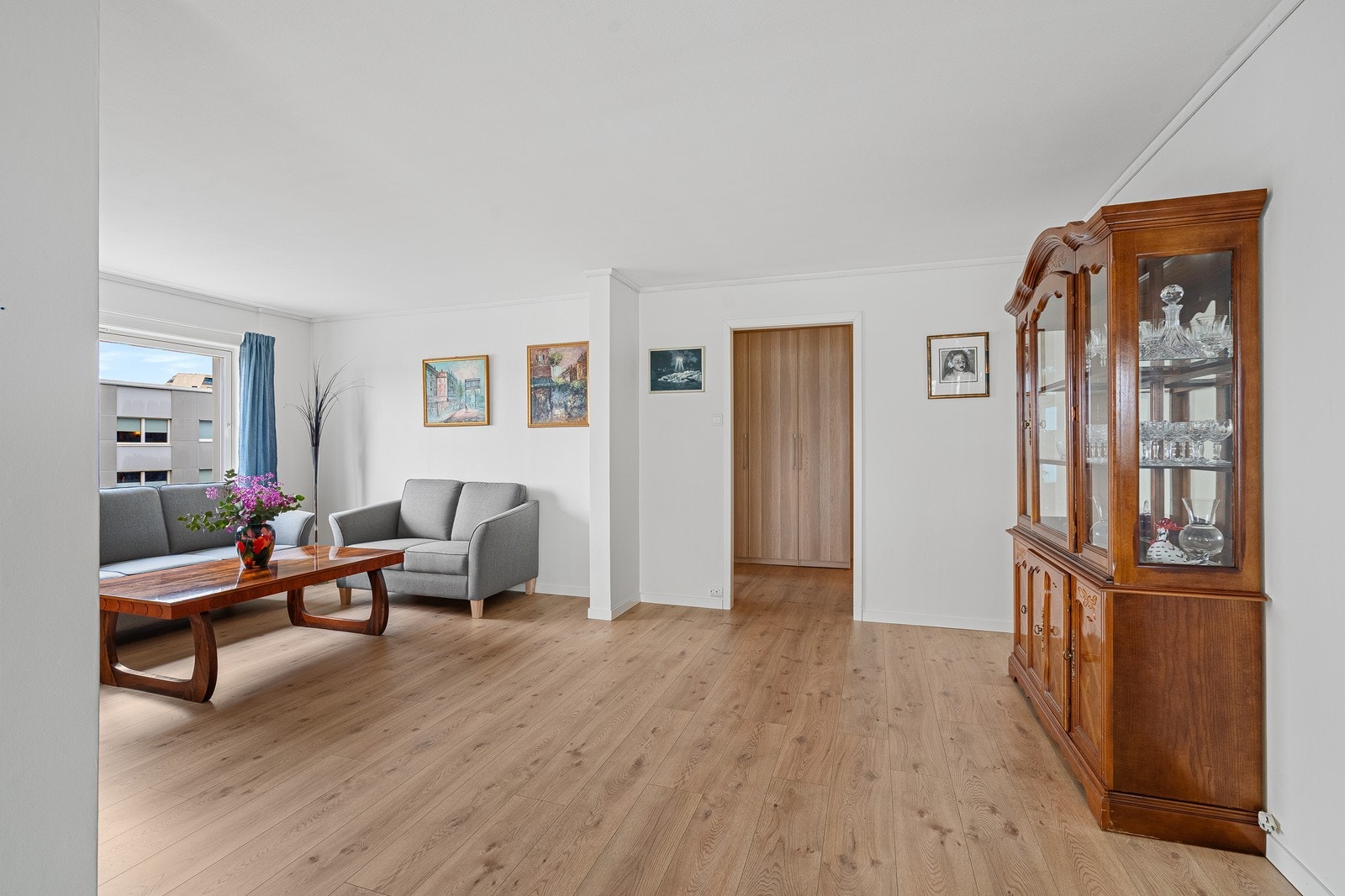 En sosial og gjennomtenkt løsning med fin flyt mellom rommene. Galleribilde