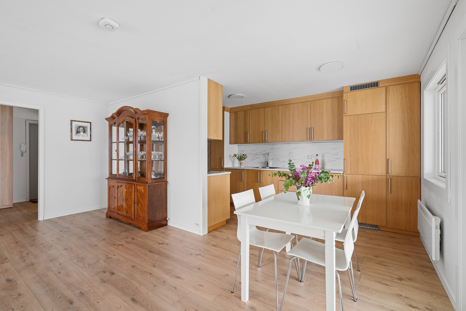 God plass til stort spisebord - perfekt for både hverdagsmiddager og gjester. Galleribilde