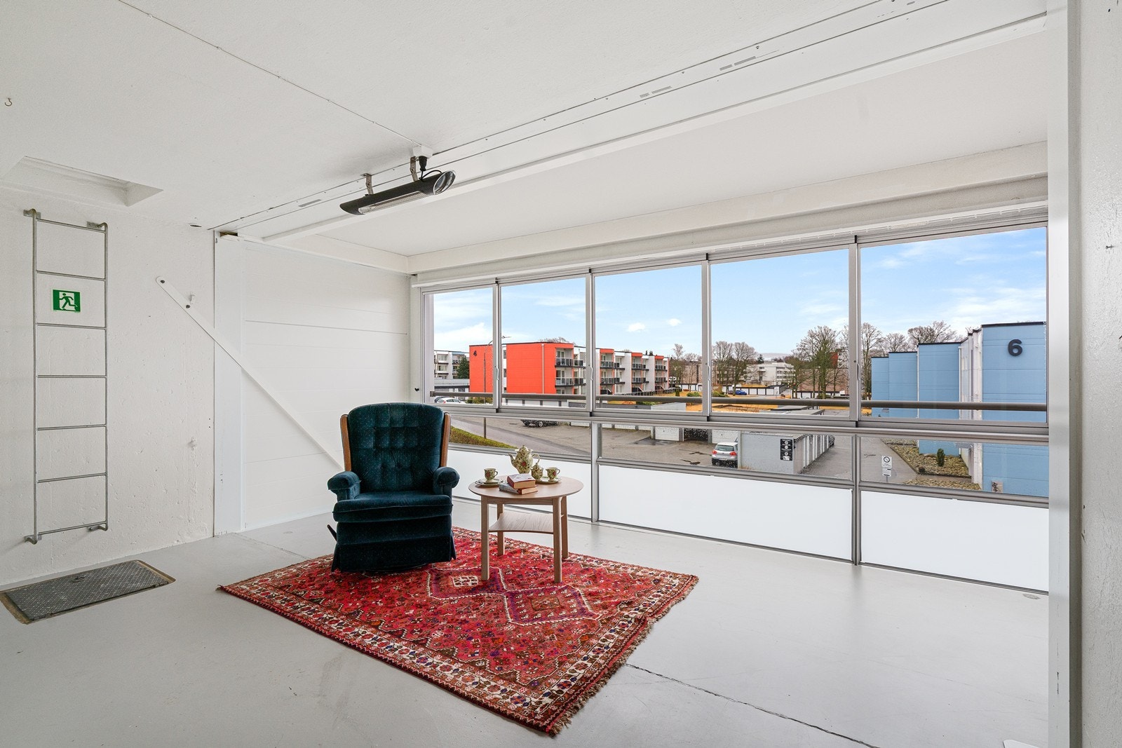 Romslig, innglasset balkong - et ekstra oppholdsrom store deler av året. Varmeovn i tak. Det vil følge med helt nye rullegardiner og lameller til vinduer. Galleribilde