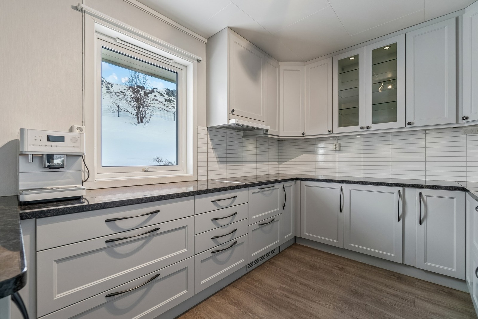 Kjøkkeninnredningen er fra 2012 og strekker seg langs 3 vegger. Galleribilde