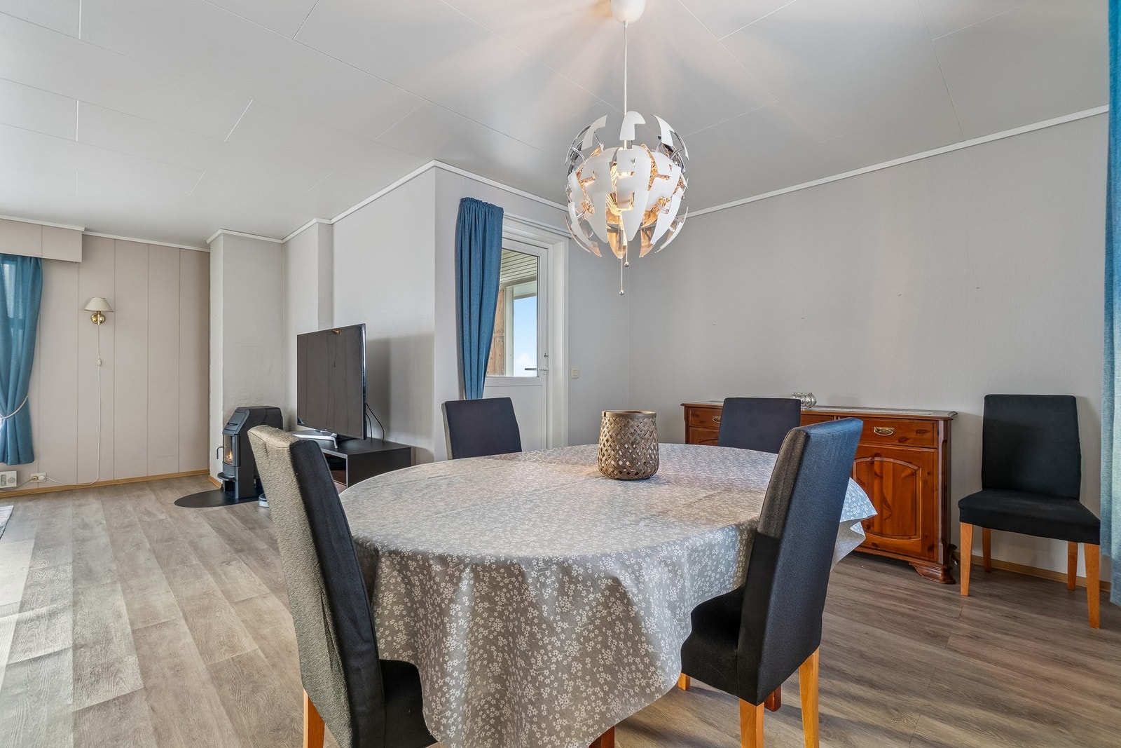 Ved kjøkkenet har du god plass til å innrede egen spisestuedel. Galleribilde