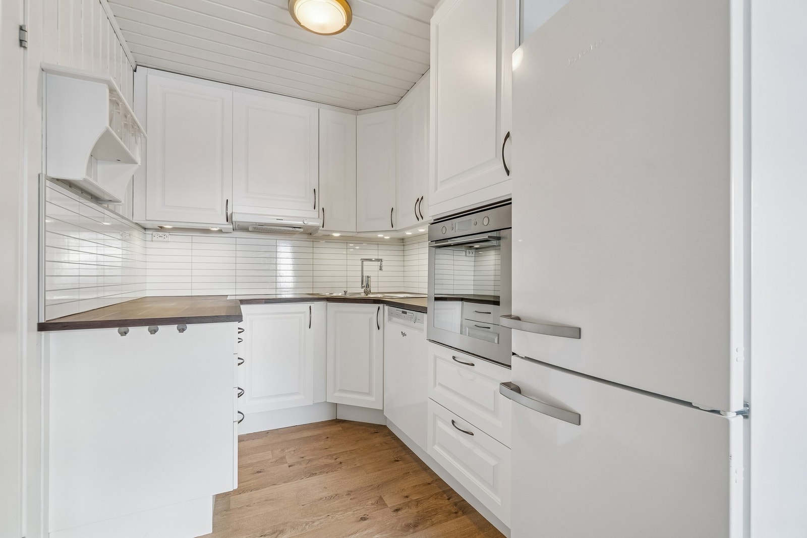 Kjøkken i hybeldel. Innredningen er fra 2012. Galleribilde