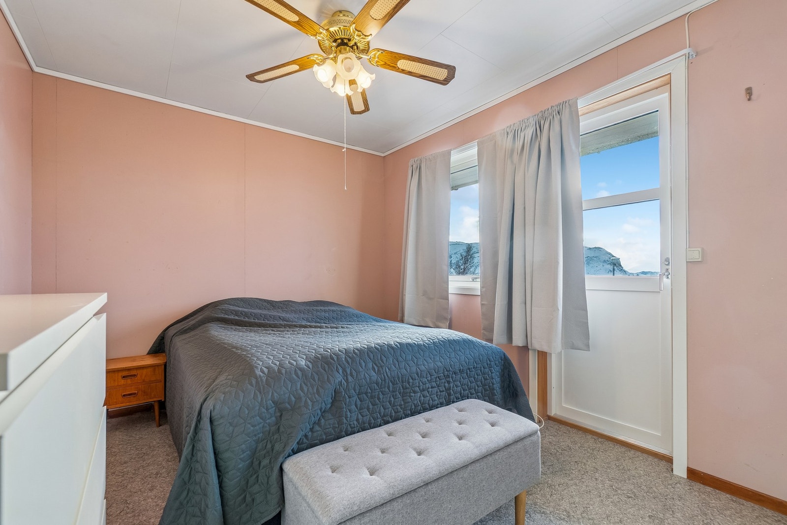 Soverom i hoveddel med adkomst til egen balkong i front av boligen. Galleribilde