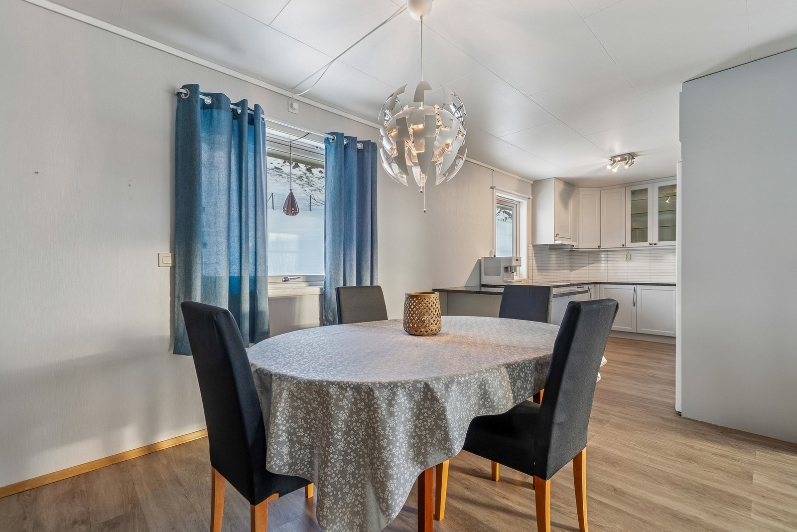 Kjøkkenet er delvis adskilt fra stuedelen. Galleribilde