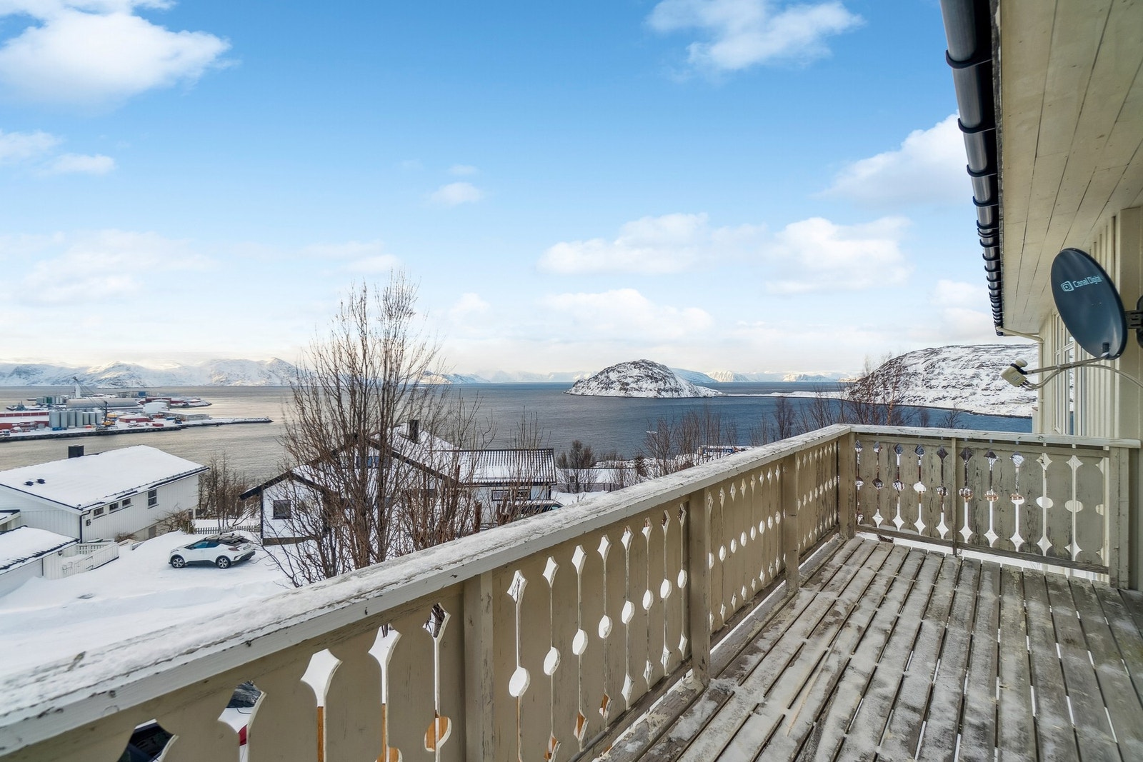 Fra det ene soverommet i hoveddelen har du adkomst til en balkong i front av boligen. Galleribilde