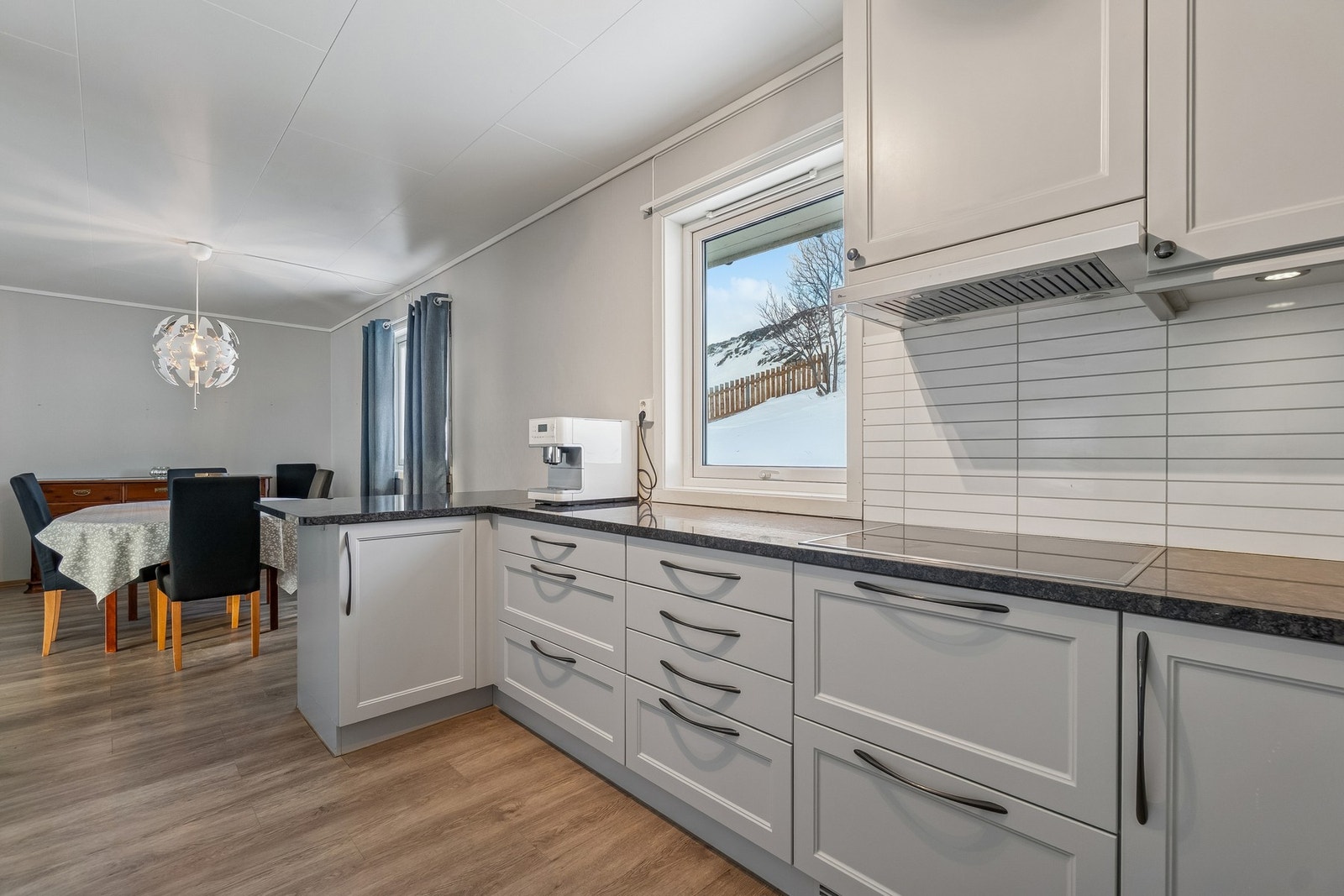 Her får du rikelig med oppbevaringsplass i skuffer og skap. Galleribilde