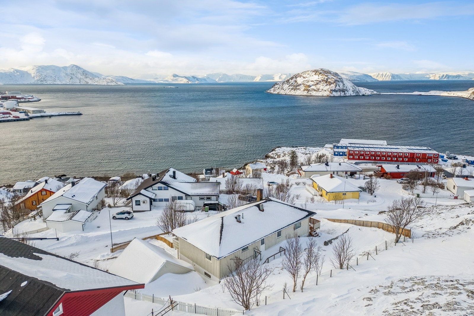 Området gir mulighet for offentlig kommunikasjon via buss. Det er gangavstand til Fjordtun barne- og ungdomsskole med SFO, samt flere barnehager. Galleribilde